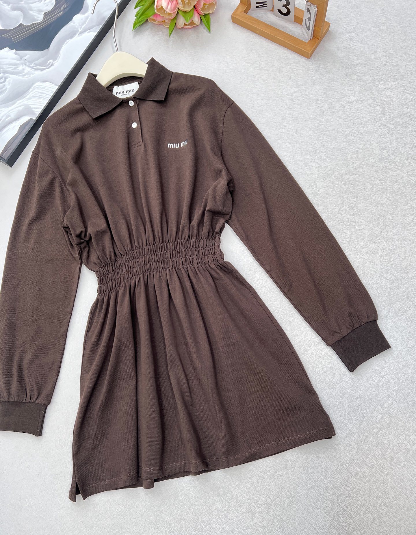 🆕Miumiu新款翻领朱地收腰连衣裙。定制YB进口朱地全棉材质 自带孔洞 穿搭舒适透气 质感十足 𝑝𝑜𝑙