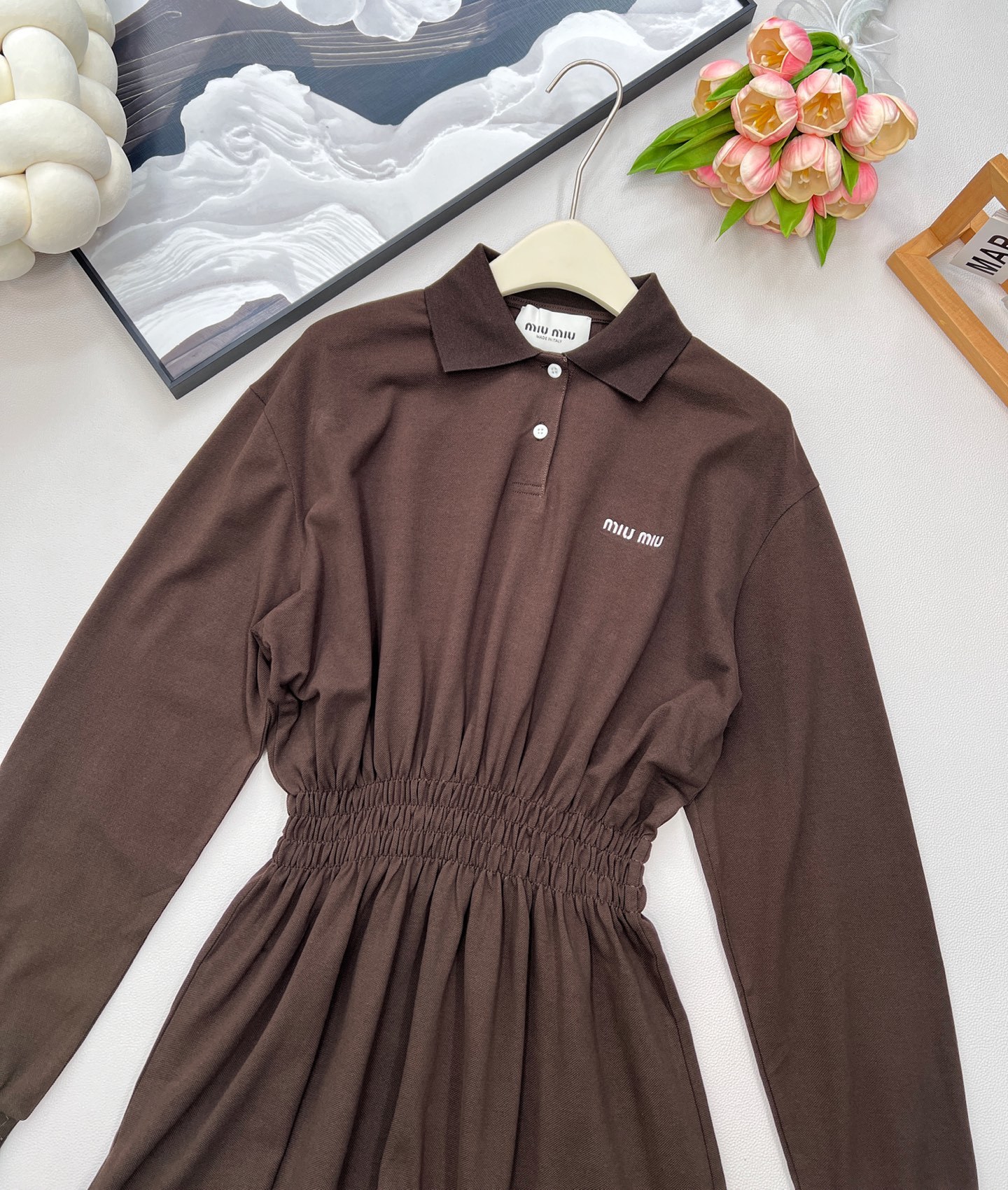 🆕Miumiu新款翻领朱地收腰连衣裙。定制YB进口朱地全棉材质 自带孔洞 穿搭舒适透气 质感十足 𝑝𝑜𝑙
