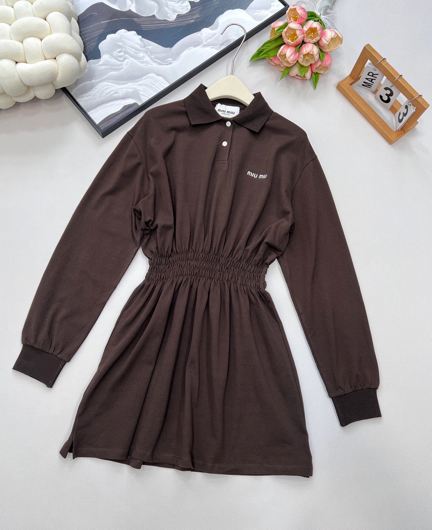🆕Miumiu新款翻领朱地收腰连衣裙。定制YB进口朱地全棉材质 自带孔洞 穿搭舒适透气 质感十足 𝑝𝑜𝑙