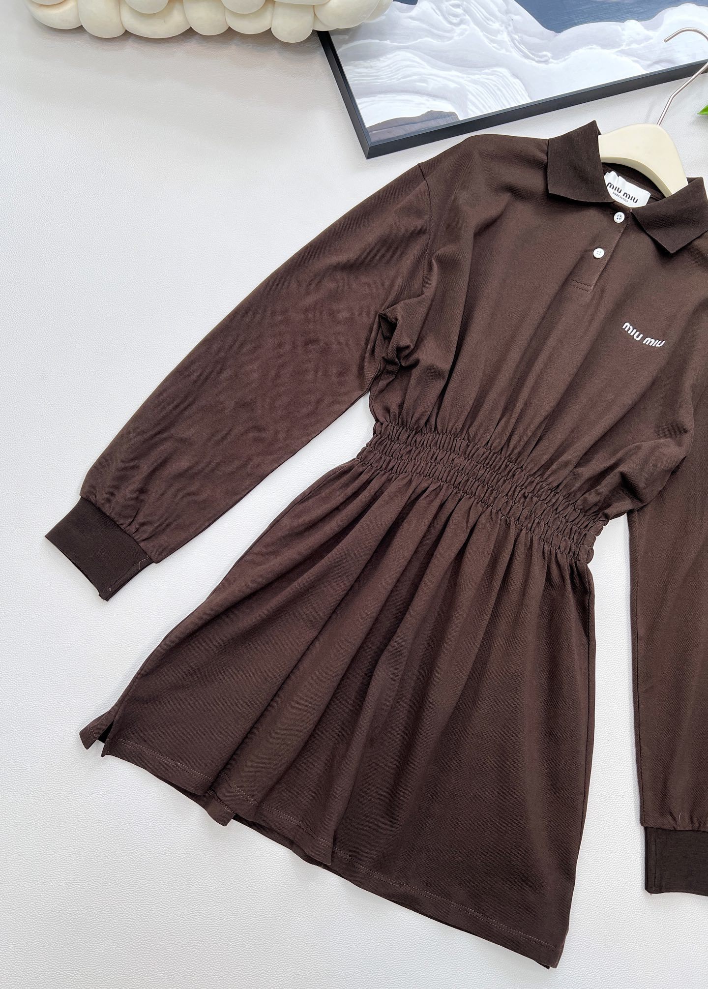 🆕Miumiu新款翻领朱地收腰连衣裙。定制YB进口朱地全棉材质 自带孔洞 穿搭舒适透气 质感十足 𝑝𝑜𝑙