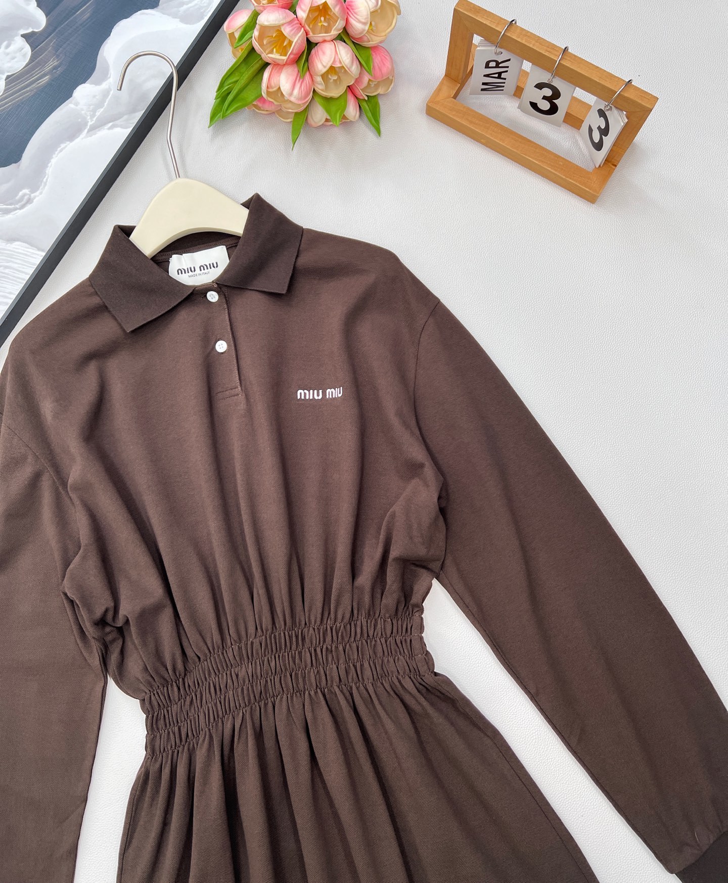 🆕Miumiu新款翻领朱地收腰连衣裙。定制YB进口朱地全棉材质 自带孔洞 穿搭舒适透气 质感十足 𝑝𝑜𝑙