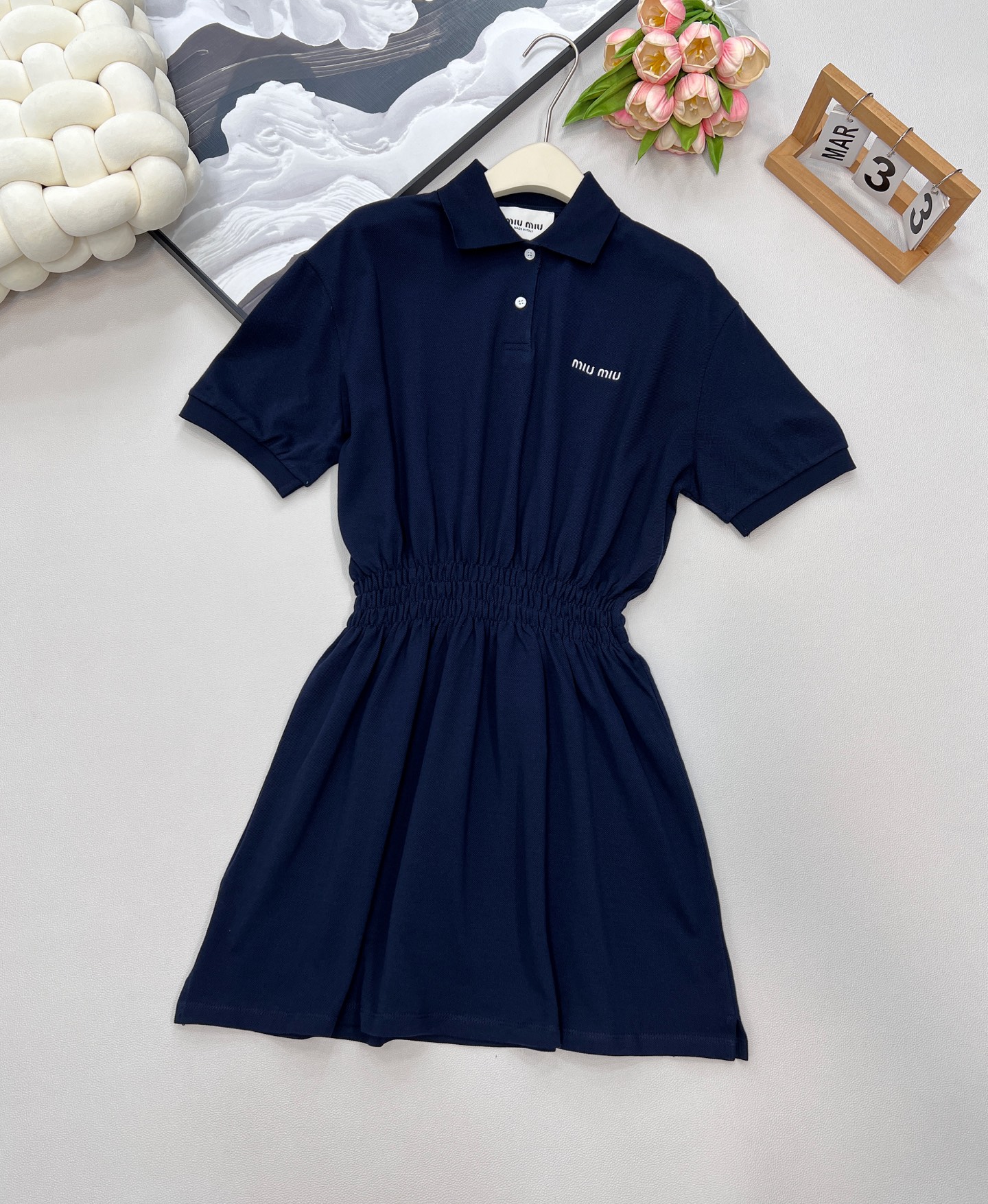 NO:436082,Miumiu2025 new letter embroidered red ground short-sleeved dress, customized YB red ground cotton material, with holes, comfortable and breathable, full texture, short-sleeved dress cut, the upper body presents a casual and lazy style, high-end royal blue, button half-open color increases the outfit's beautiful and casual sense, single-wear inner wear is brilliant and fashionable, letter logo on the chest highlights the brand style, waist is olive-fitting elastic and elastic to modify the waist, skirt hem modifies the legs, upper body is fashionable and age-reducing custom face accessories, accurate version, three-standard large-scale products are shipped SML code,,miumiu, skirts, T-shirt, alexander wang19860909Miumiu2025新款字母刺绣朱地短袖连衣裙,定制YB朱地全棉材质 自带孔洞 舒适透气 质感十足 短袖连衣裙裁剪 上身呈现休闲慵懒的穿搭格调 通体高级宝蓝色 钮扣半开襟色增加穿搭美高休闲感 单穿内搭都出彩时髦 胸前点缀字母徽标 凸显品牌格调 腰间打榄弹力松紧修饰腰身 裙摆修饰腿型 上身时髦减龄 定制面辅料 认准版本,三标齐全大货出 尺码sml 编码,,miumiu,skirts,T-shirt,alexander wang,Women's clothing