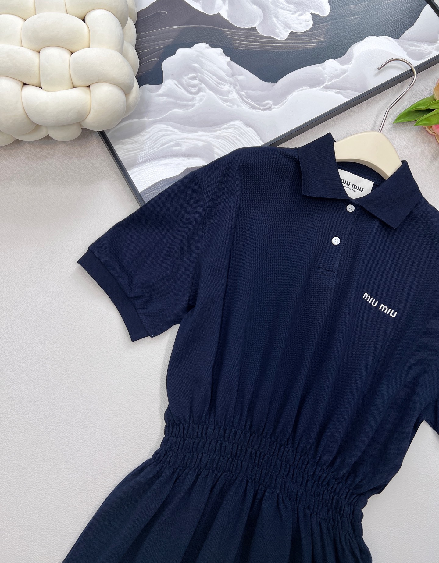 🆕Miumiu2025新款字母刺绣朱地短袖连衣裙，定制YB朱地全棉材质 自带孔洞 舒适透气 质感十足 𝑝