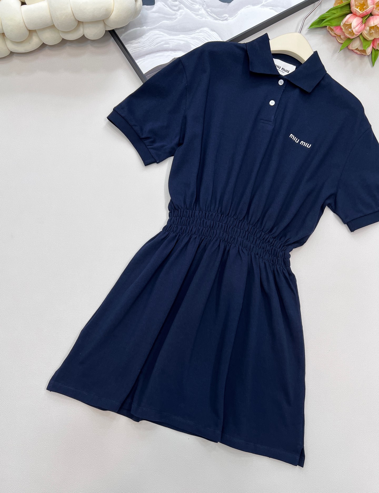 🆕Miumiu2025新款字母刺绣朱地短袖连衣裙，定制YB朱地全棉材质 自带孔洞 舒适透气 质感十足 𝑝