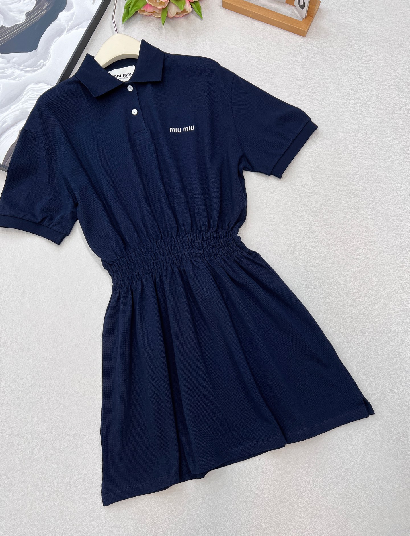 🆕Miumiu2025新款字母刺绣朱地短袖连衣裙，定制YB朱地全棉材质 自带孔洞 舒适透气 质感十足 𝑝