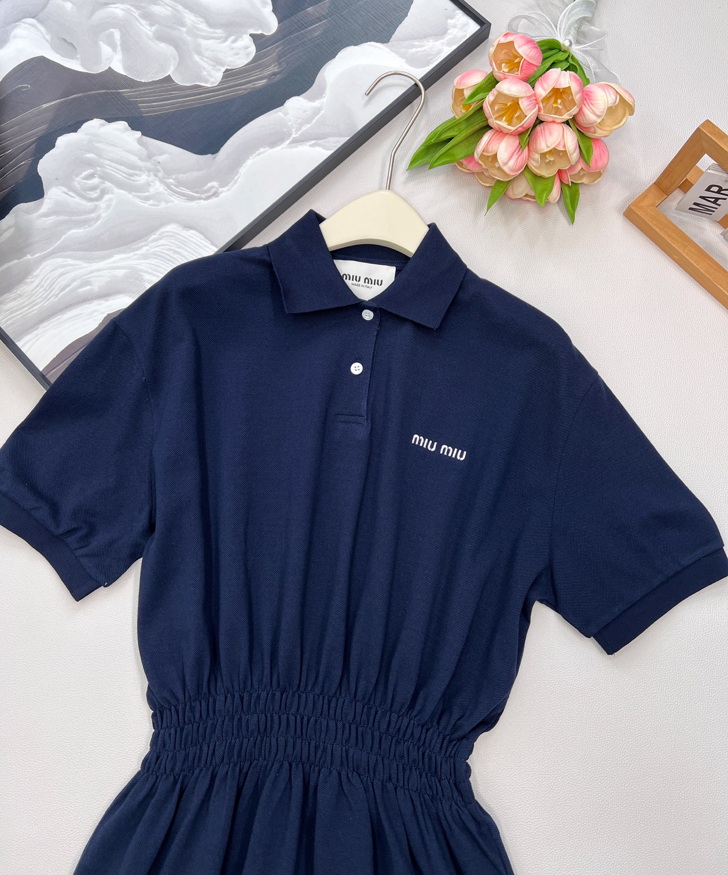 🆕Miumiu2025新款字母刺绣朱地短袖连衣裙，定制YB朱地全棉材质 自带孔洞 舒适透气 质感十足 𝑝