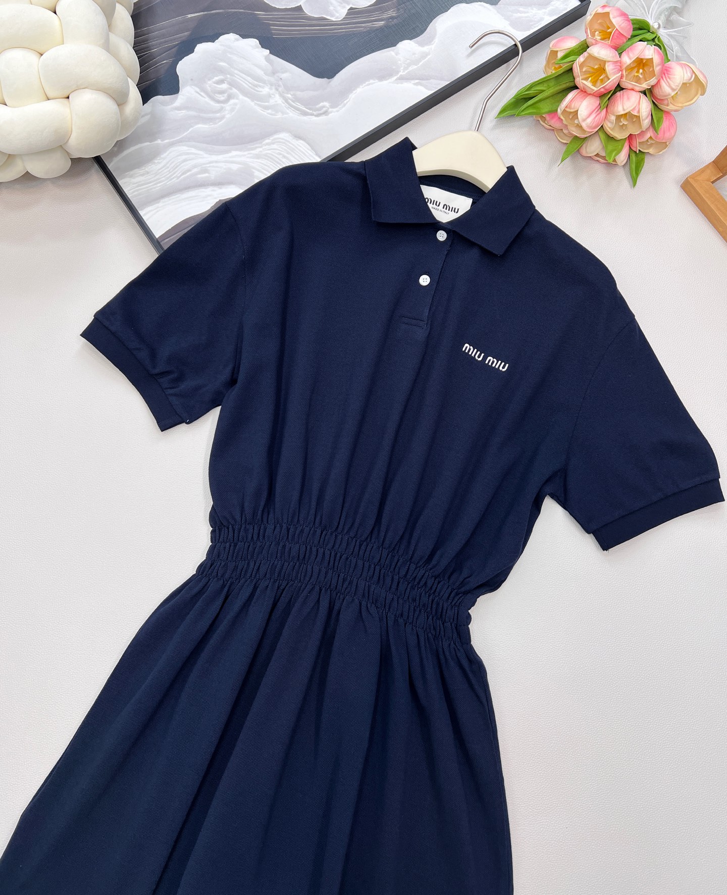 🆕Miumiu2025新款字母刺绣朱地短袖连衣裙，定制YB朱地全棉材质 自带孔洞 舒适透气 质感十足 𝑝