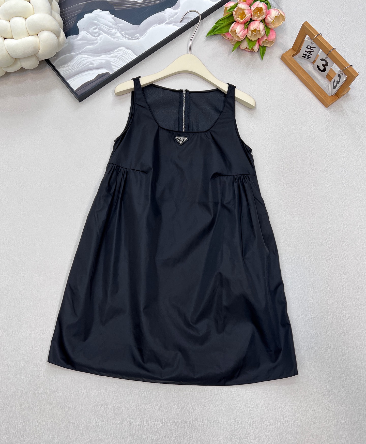 NO:436088,PRADA Triangle Mark Recycled Nylon Vest Doll Skirt, a perfect collision between fashion and sustainability. With the iconic triangle mark as the soul, it uses innovative 'recycled nylon' material to interpret the balance between avant-garde and environmental protection. The silhouette of the doll skirt is lively and playful, and the vest design is refreshing and neat, reshaping the classic girlish feeling. Recycled nylon, releasing the future. Every inch of fabric comes from environmentally friendly regeneration technology, continuing PRADA's commitment to sustainable fashion. It is light and tough, with a high-end touch, giving classic items a new vitality. The loose doll skirt has a silhouette, hiding the flesh and making it look thin without losing its personality. The upper body is very beautiful. The sweet and age-reducing A-line skirt is cut, crisp and stylish!  A-line vest skirt with age reduction is cut, neat round neck, and iconic classic triangle logo on the chest!  The best age-reducing outfits, college style outfits, size sml code, prada, skirts, alexander wang19860909PRADA 三角标再生尼龙背心娃娃裙 时尚与可持续的完美碰撞 以标志性三角标为灵魂,采用创新“再生尼龙”材质,诠释前卫与环保的平衡.娃娃裙剪影灵动俏皮,背心设计清爽利落,重塑经典少女感.  再生尼龙,重释未来 每一寸面料皆来自环保再生工艺,延续PRADA对可持续时尚的承诺.轻盈坚韧,触感高级,赋予经典单品全新生命力.  宽松娃娃裙廓形,藏肉显瘦不失个性 版型上身非常好看 甜美减龄A字裙剪裁,挺括有型！ 减龄显瘦A字背心裙裁剪,利落圆领,胸口标志性经典三角徽标！ 玩出典雅减龄穿搭最佳 学院风穿搭 尺码sml 编码,,prada,skirts,alexander wang,Women's clothing