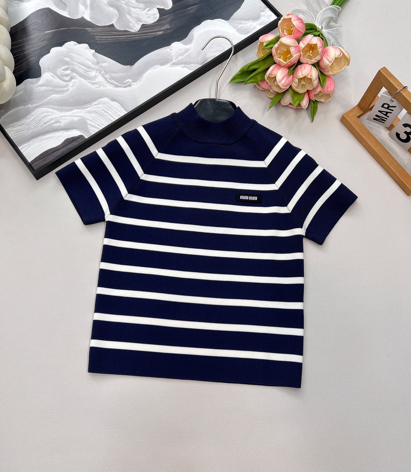 NO:436094,Miumiu25Ss spring and summer new intellectual striped fall shoulder short-sleeved knitted top丨Exclusive high-end production!  Classic blue and white striped short sleeves and small logo design on the chest of the girlish style is age-reducing and fashionable. The classic striped cold silk cold cold and walkable small air conditioner, perfect workmanship quality depends on the details. The three standards are complete, large-scale products are size sml coded, miumiu, T-shirt, alexander wang19860909Miumiu25Ss春夏新款知识分子条纹落肩短袖针织上衣丨独家高版出品！经典的蓝白条纹短袖加胸前小logo设计少女风减龄又时髦,经典的条纹冰凉丝冰凉冰凉自带行走的小空调,完美做工品质看细节.三标齐全,大货出 尺码sml 编码,,miumiu,T-shirt,alexander wang,Women's clothing