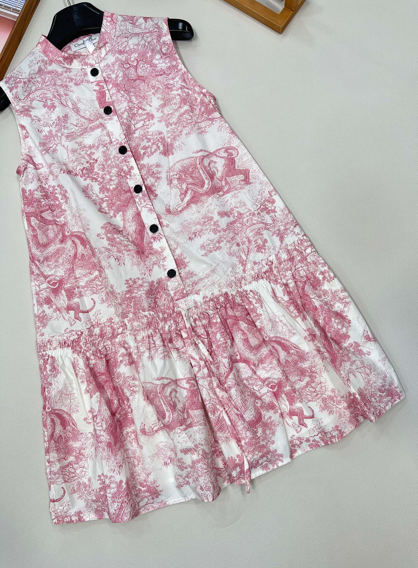 🆕Dior新款立领无袖印花背心裙。定制YB进口棉府绸250材质 质感光泽 垂顺有型 立领背心裙剪裁 通体