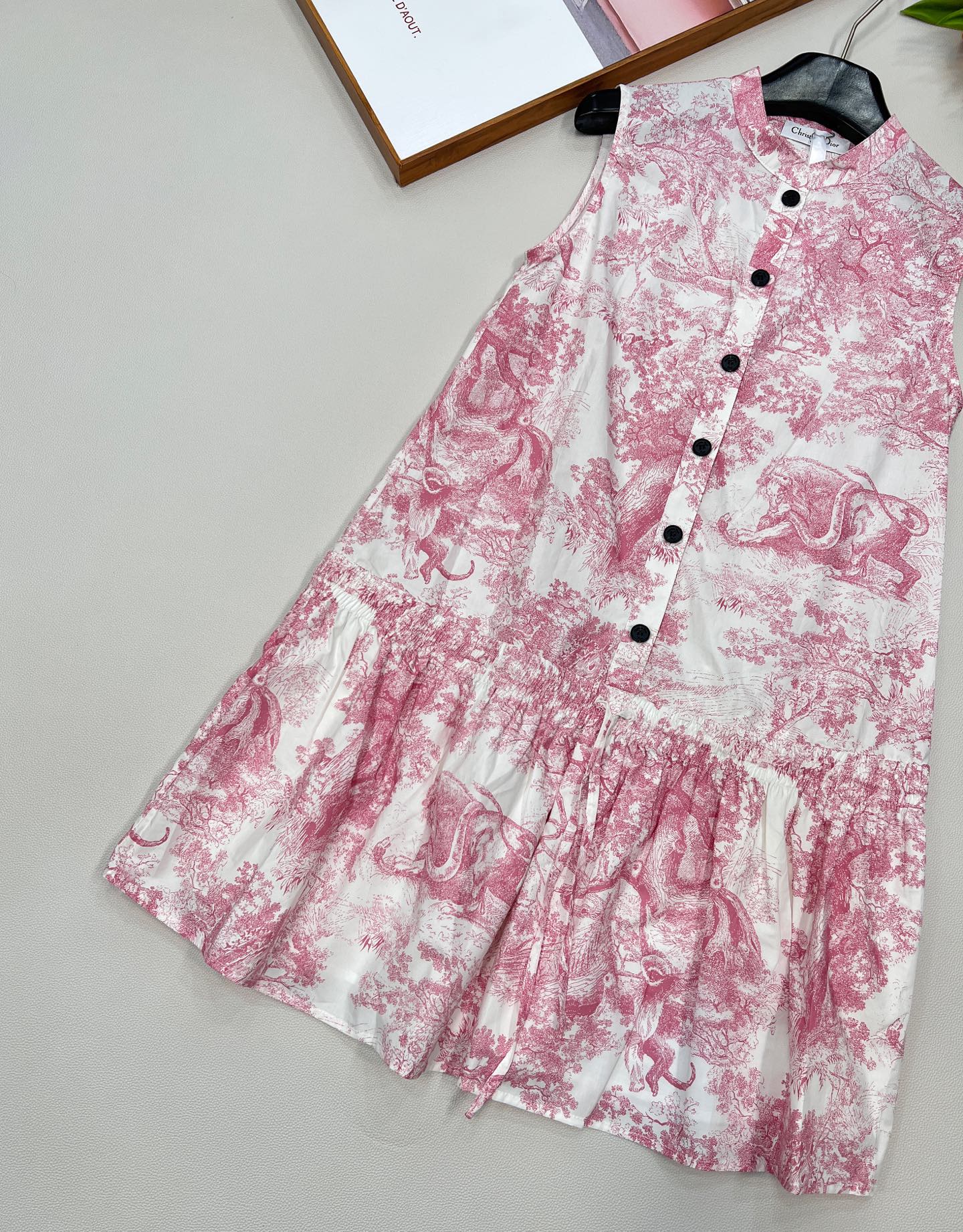 🆕Dior新款立领无袖印花背心裙。定制YB进口棉府绸250材质 质感光泽 垂顺有型 立领背心裙剪裁 通体