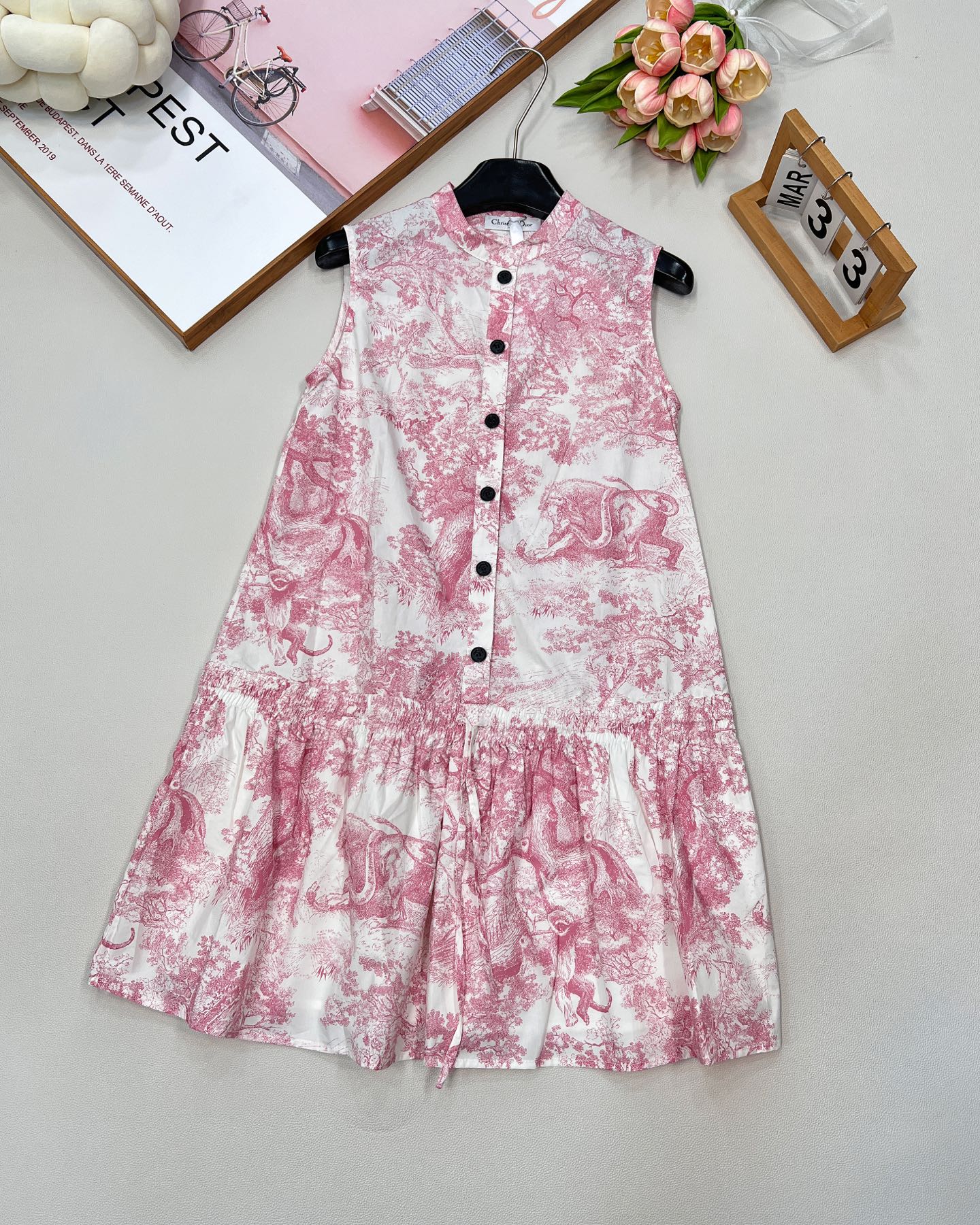 NO:436097,Dior2025 new stand-up collar sleeveless printed vest skirt. Customized YB imported cotton poplin 250 material, textured and shiny, stand-up vest skirt tailoring. The whole body is highlighted by a large area of ​​natural elements of animals and plants, echoing the refreshing vacation atmosphere of the hot summer. Use tailoring and details to improve the exquisiteness. The button design of the upper body with the plaque of the upper and lower slits is randomly adjusted and the upper part is more convenient to put on and off. Use low-waist drawstring to divide the upper and lower proportions. Adjust the elastic and modify lines. Umbrella-shaped exterior expansion design. The upper body is more fashionable and fashionable. Customized surface accessories. Accurate version, complete three standards, large-scale products. Size sml code,,dior, skirts,alexander wang.19860909Dior2025新款立领无袖印花背心裙.定制YB进口棉府绸250材质 质感光泽 垂顺有型 立领背心裙剪裁 通体以大面积动植物自然元素为亮点 呼应炎炎夏日的清爽度假气息 利用剪裁和细节提升精致度 上半身开襟钮扣设计 随意调节松紧开衩更方便穿脱 利用低腰位抽绳划分上下比例 调节松紧修饰线条 伞状外扩设计 上身更为洋气时髦 定制面辅料 认准版本,三标齐全,大货出 尺码sml 编码,,dior,skirts,alexander wang,Women's clothing