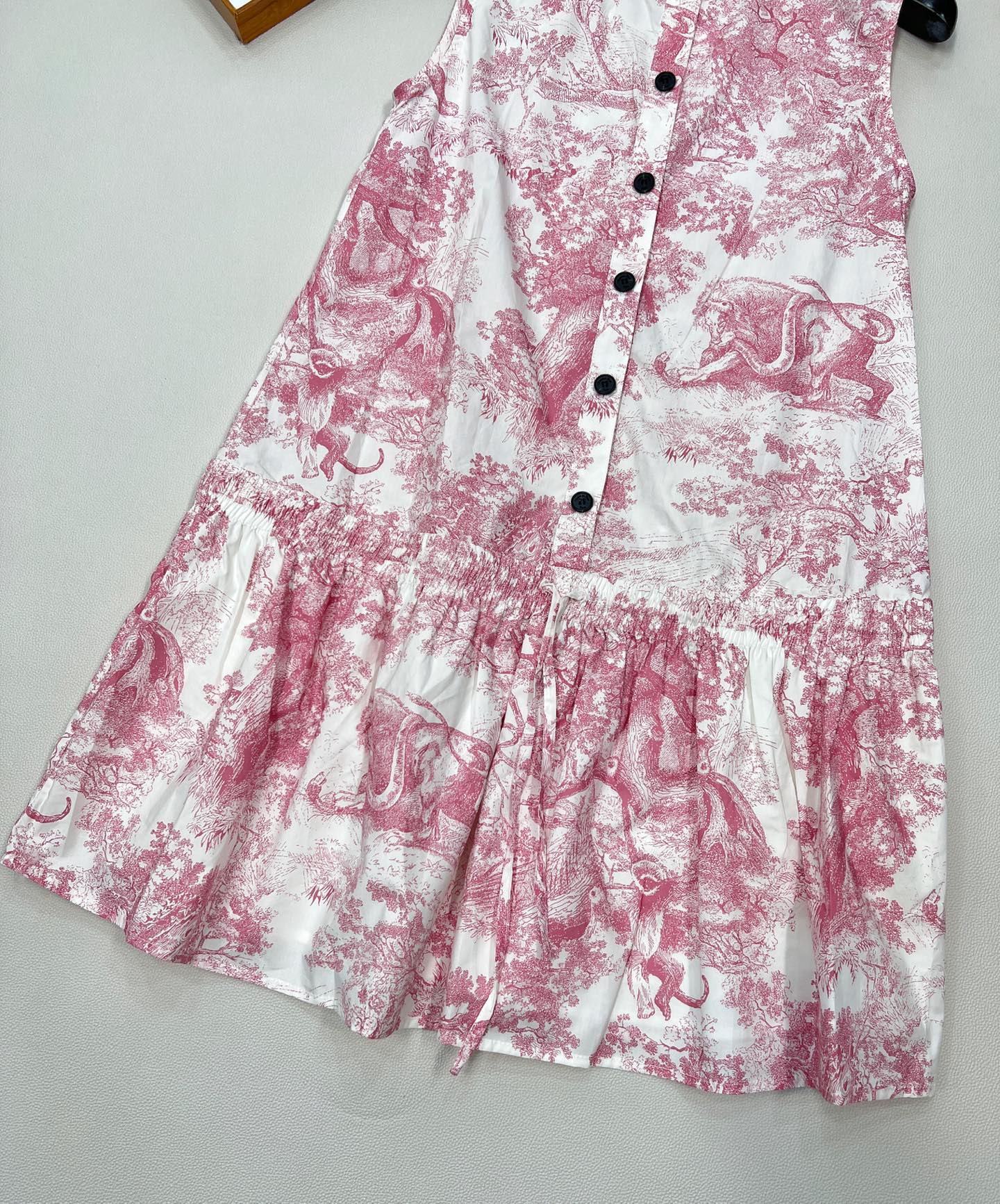 🆕Dior新款立领无袖印花背心裙。定制YB进口棉府绸250材质 质感光泽 垂顺有型 立领背心裙剪裁 通体