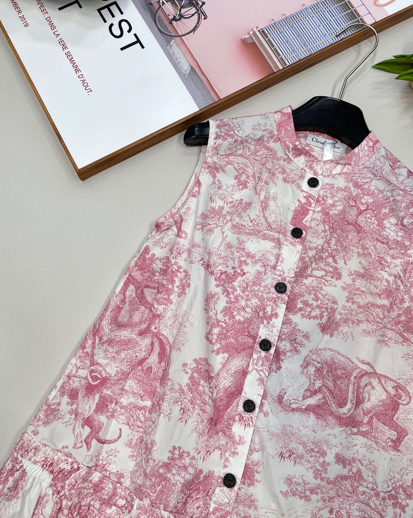 🆕Dior新款立领无袖印花背心裙。定制YB进口棉府绸250材质 质感光泽 垂顺有型 立领背心裙剪裁 通体