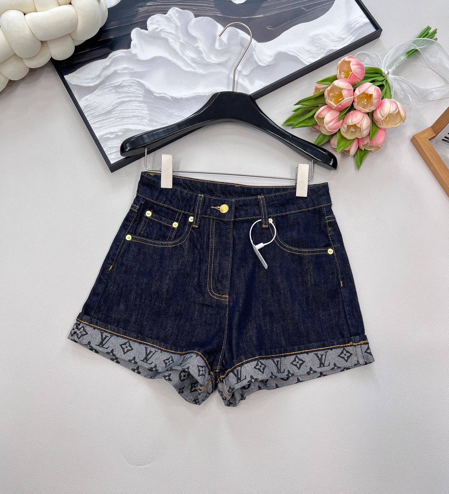 NO:436103,LOUIS VUITTON's new old-fashioned letter printed curly jean shorts, customized YB twill cotton denim material, multiple washes, presenting a crisp texture, retro dark blue, curly shaped, classic and durable, trouser legs exposed with four-leaf clover letter logo pattern, highlighting the brand style, creating a casual high street style, full of personality and creativity, full of high-end design, any combination is brilliant and fashionable, available in all seasons, customized facial accessories, accurate version, complete three standards!  Large shipment size 26/27/28/29 code, louis vuitton, shorts, alexander wang19860909LOUIS VUITTON新款老花字母印花卷边牛仔短裤,定制YB斜纹棉牛仔材质 多重水洗 呈现出挺括质感 通体复古深蓝色 卷边造型 经典耐看 裤腿露出四叶草字母徽标图案 凸显品牌格调 打造休闲高街风格 充满个性和创意 上身高级设计感拉满 随便搭配都出彩时髦 四季皆可 定制面辅料 认准版本 ,三标齐全！大货出 尺码26/27/28/29 编码,,louis vuitton,shorts,alexander wang,Women's clothing