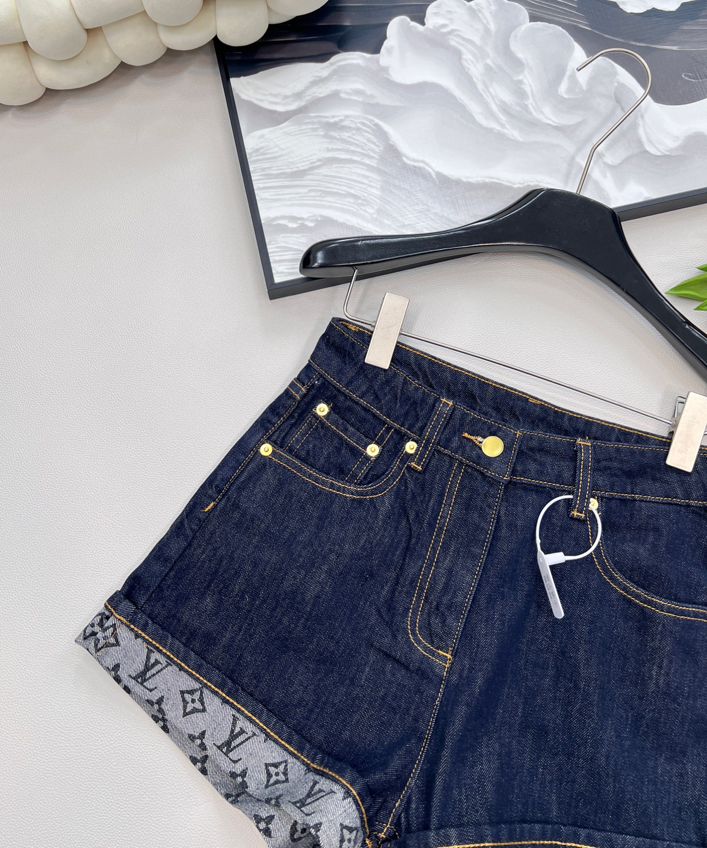 🆕LOUIS VUITTON新款老花字母印花卷边牛仔短裤，定制YB斜纹棉牛仔材质 多重水洗 呈现出挺括质