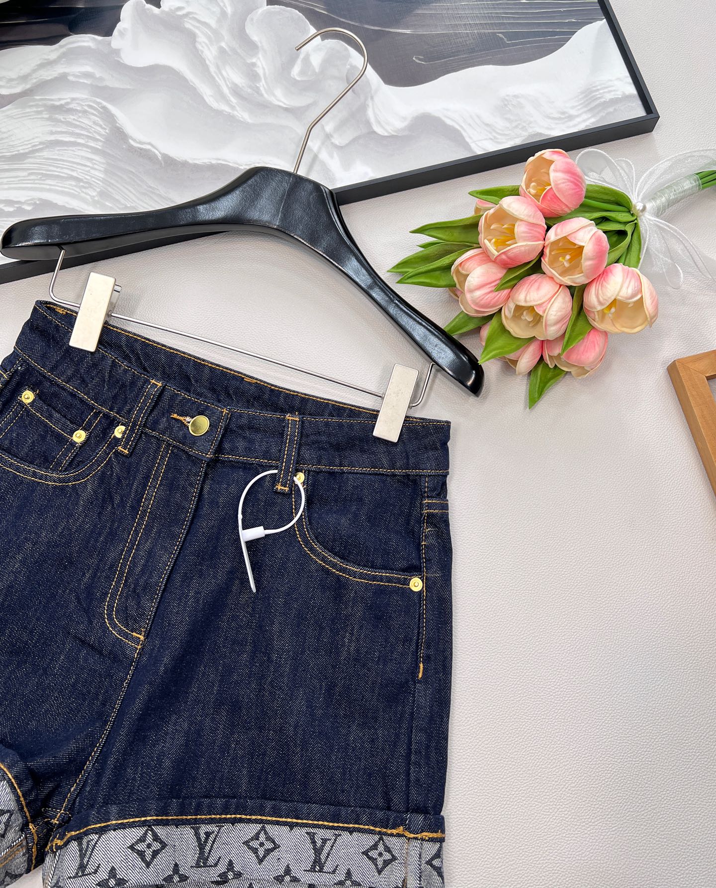 🆕LOUIS VUITTON新款老花字母印花卷边牛仔短裤，定制YB斜纹棉牛仔材质 多重水洗 呈现出挺括质