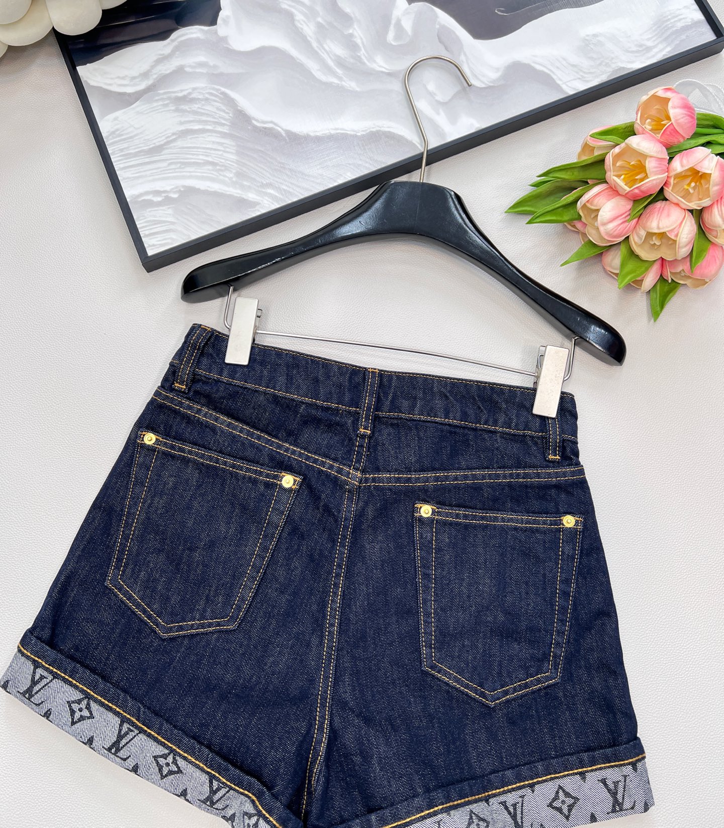 🆕LOUIS VUITTON新款老花字母印花卷边牛仔短裤，定制YB斜纹棉牛仔材质 多重水洗 呈现出挺括质