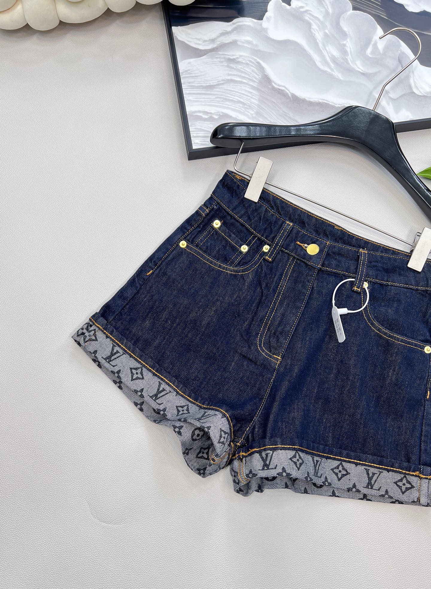 🆕LOUIS VUITTON新款老花字母印花卷边牛仔短裤，定制YB斜纹棉牛仔材质 多重水洗 呈现出挺括质