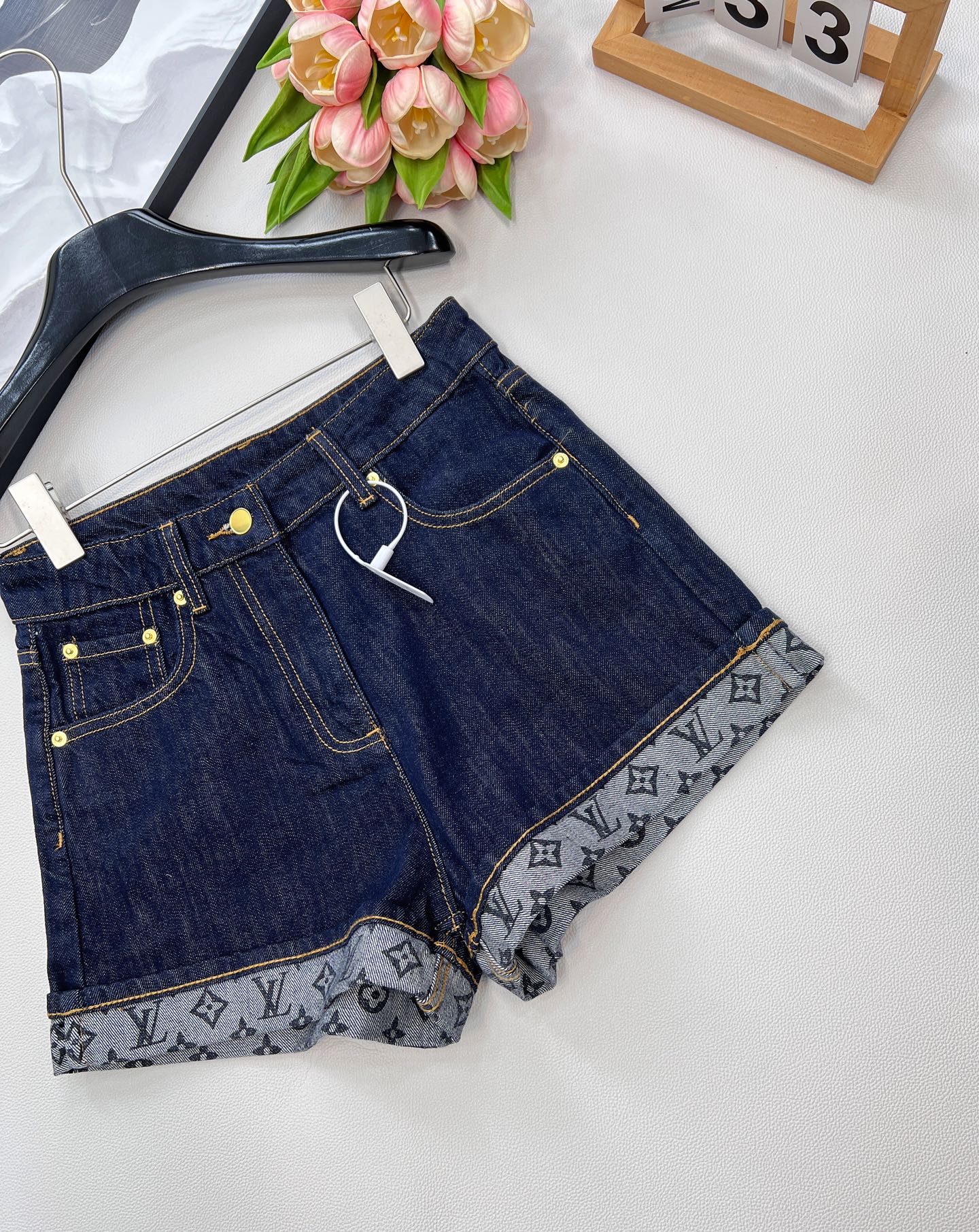 🆕LOUIS VUITTON新款老花字母印花卷边牛仔短裤，定制YB斜纹棉牛仔材质 多重水洗 呈现出挺括质