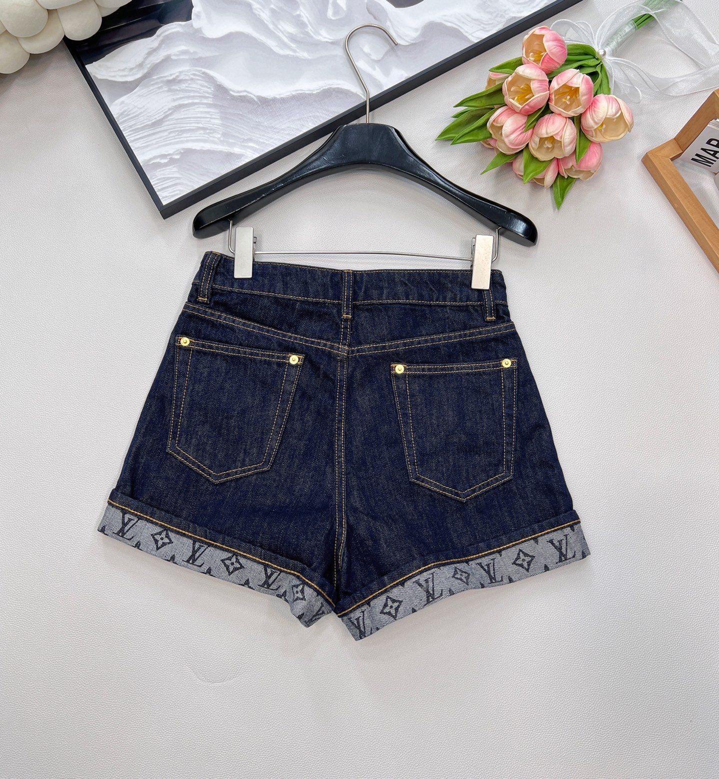 🆕LOUIS VUITTON新款老花字母印花卷边牛仔短裤，定制YB斜纹棉牛仔材质 多重水洗 呈现出挺括质
