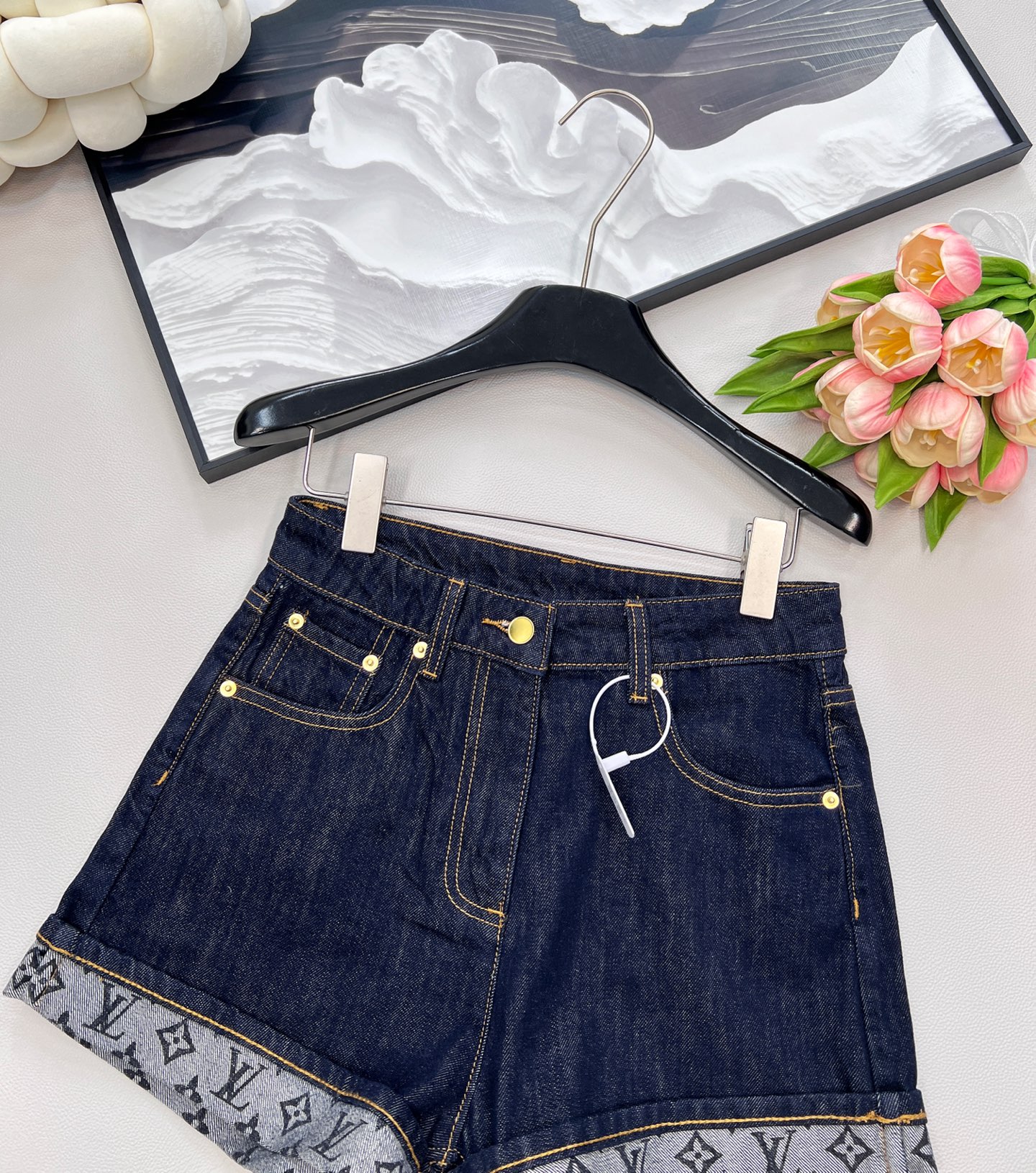 🆕LOUIS VUITTON新款老花字母印花卷边牛仔短裤，定制YB斜纹棉牛仔材质 多重水洗 呈现出挺括质