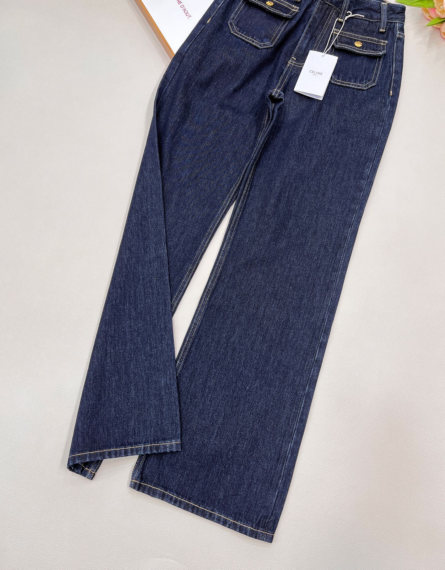 🆕CELINE新款独家首发原单品质CE神裤再现✌️漫画腿即视感，原色无洗水双口袋微喇牛仔裤！凯旋门金属扣