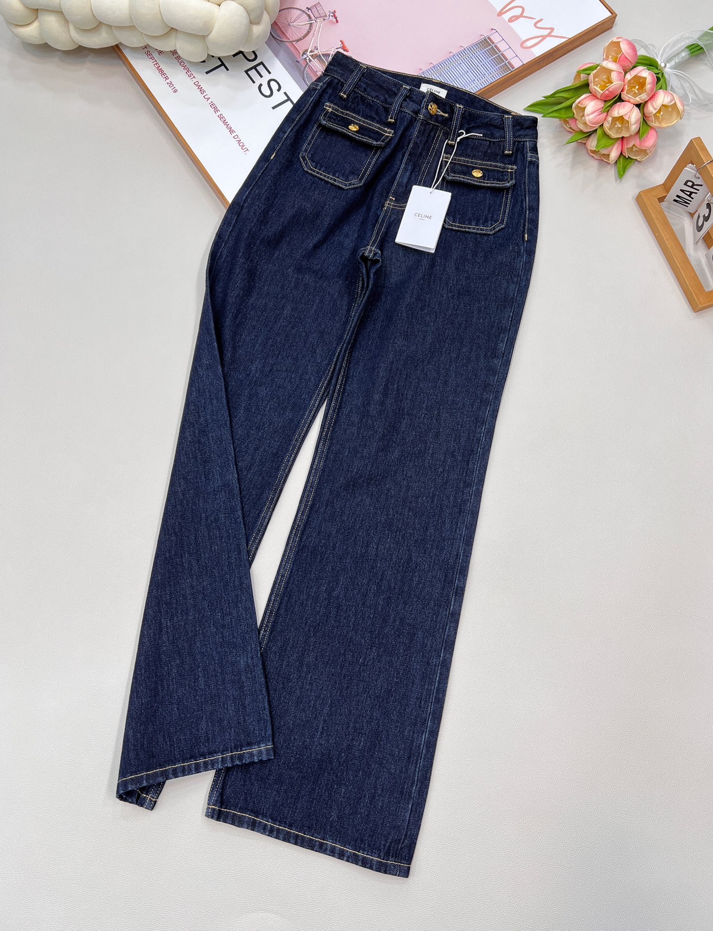 NO:436112,CELINE's new exclusive first-class original single-quality CE magic pants recreate the visual feeling of comic legs, and the original color of non-washed double pockets with double pockets!  Arc de Triomphe metal buckle, custom imported fabric with excellent texture!  Simple, rough and versatile high street fashionable street explosion artifact!  Unlimited style to stretch your legs!  The upper body looks slim!  Customized full set of hardware accessories imported machines with workmanship quality depends on the details, three standards are complete, large-scale goods are shipped Size 26/27/28/29/ Code, celine, jeans, alexander wang19860909CELINE新款独家首发原单品质CE神裤再现漫画腿即视感,原色无洗水双口袋微喇牛仔裤！凯旋门金属扣,定制进口面料质感超赞！简单粗暴百搭高街时髦炸街神器！版型无限拉大长腿！上身巨显瘦！定制全套五金配件进口机做工品质看细节,三标齐全,大货出 尺码26/27/28/29/ 编码,,celine,jeans,alexander wang,Women's clothing