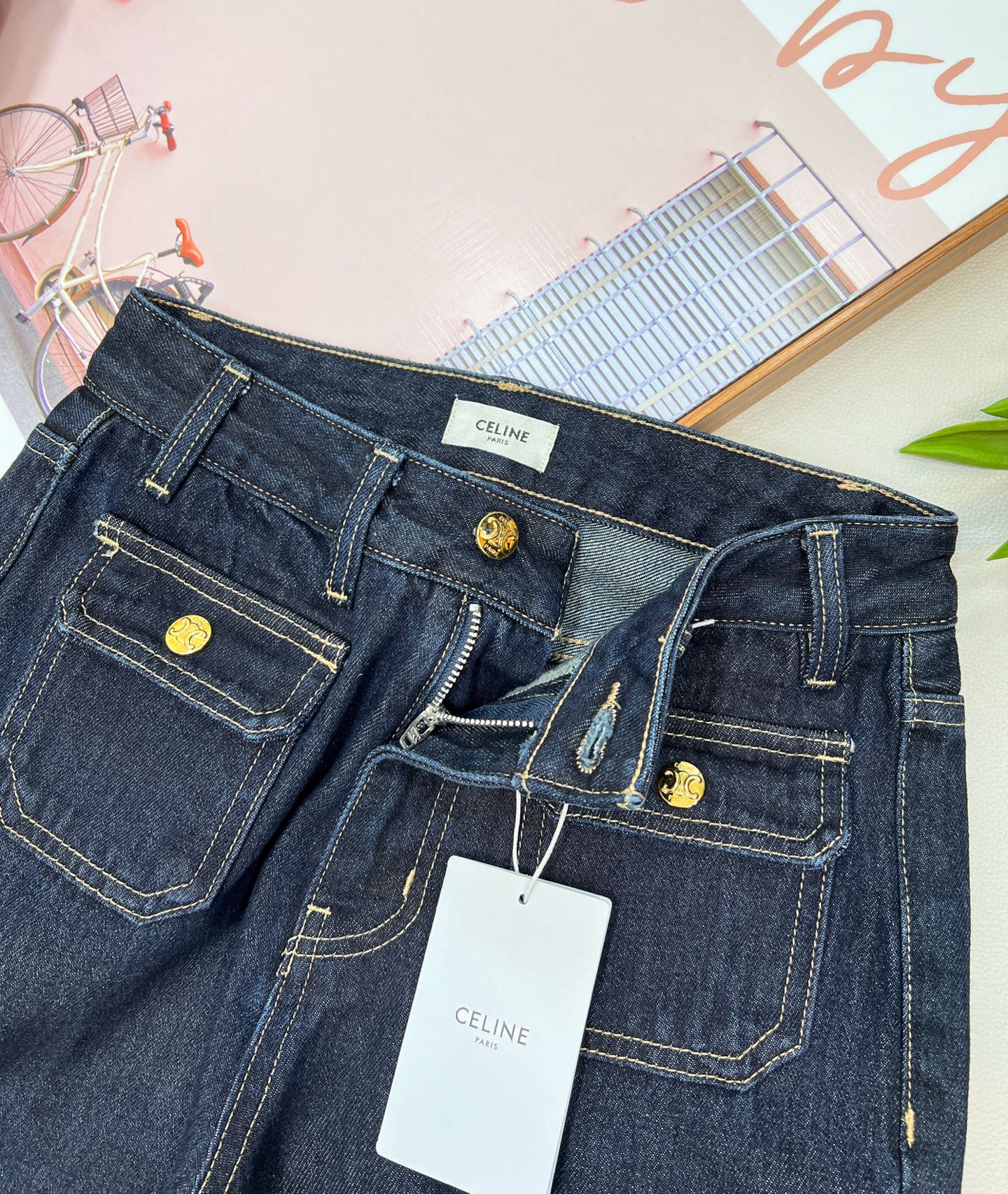 🆕CELINE新款独家首发原单品质CE神裤再现✌️漫画腿即视感，原色无洗水双口袋微喇牛仔裤！凯旋门金属扣