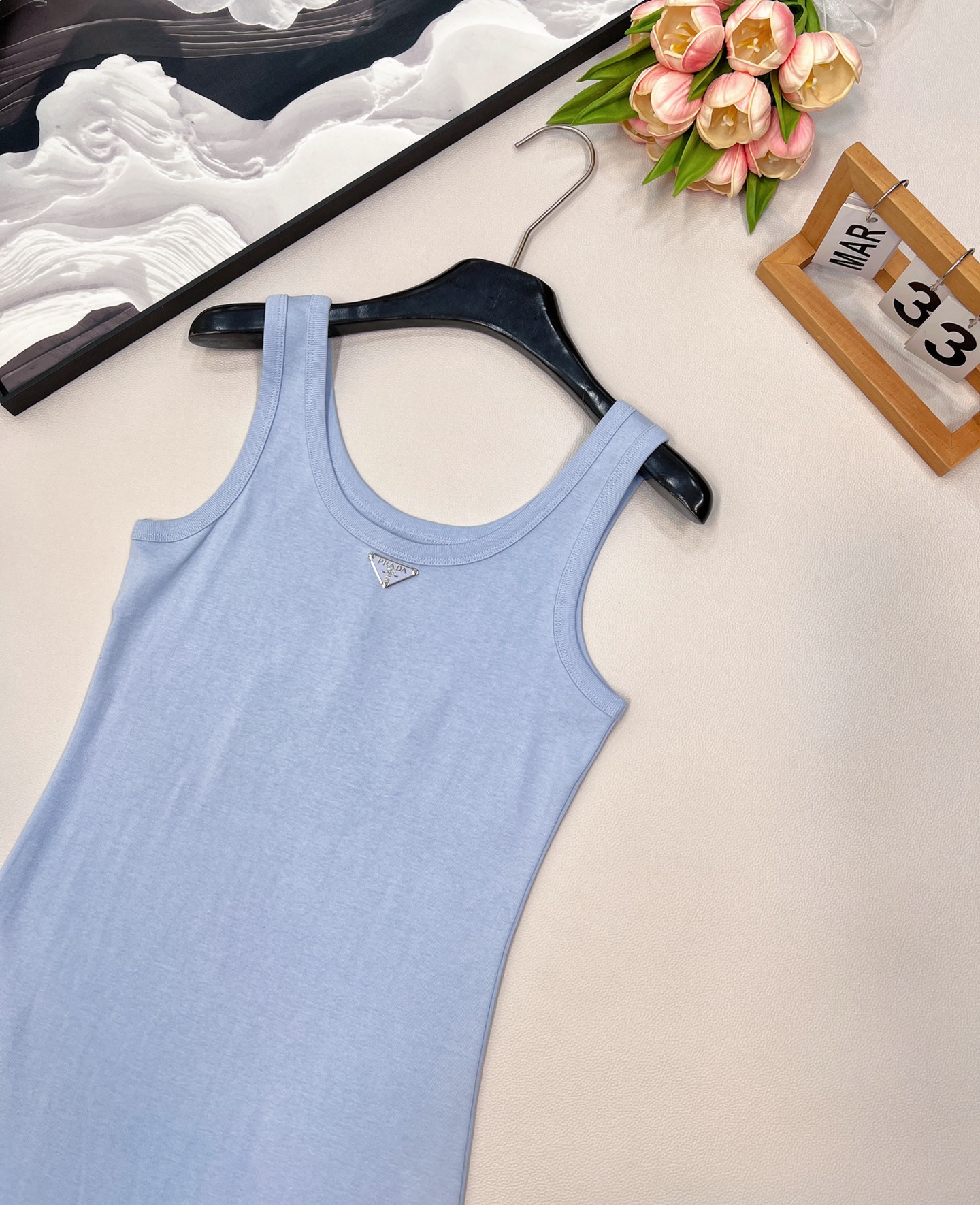 🆕 PRADA 新款经典三角徽标背心连衣裙气质单品 这个连衣裙太好看了吧，夏季穿搭中的修身连衣裙，可以展