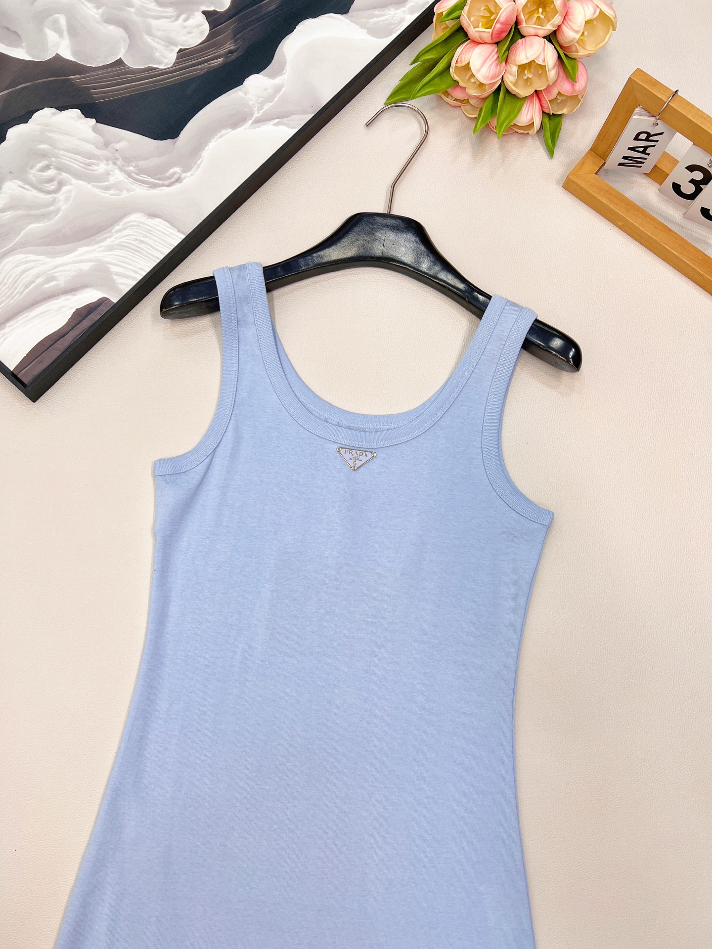 🆕 PRADA 新款经典三角徽标背心连衣裙气质单品 这个连衣裙太好看了吧，夏季穿搭中的修身连衣裙，可以展