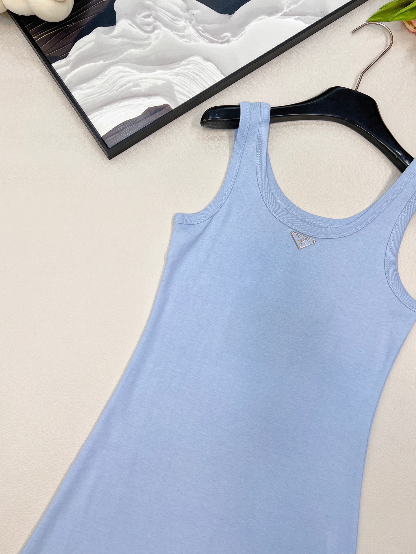 🆕 PRADA 新款经典三角徽标背心连衣裙气质单品 这个连衣裙太好看了吧，夏季穿搭中的修身连衣裙，可以展