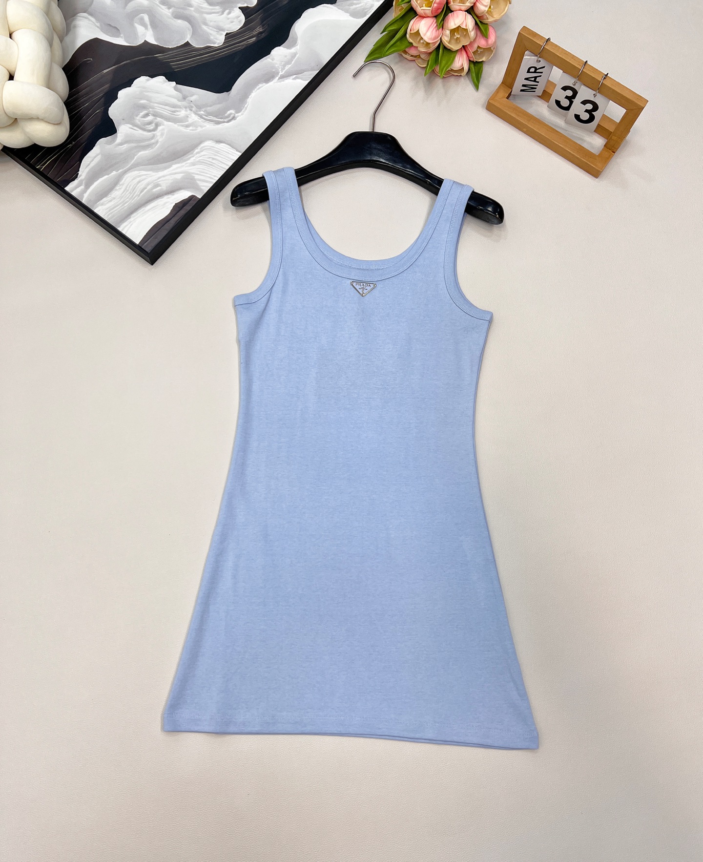 NO:735756,PRADA's new classic triangle logo vest dress is a temperament item. This dress is so good-looking. The slim-fitting dress in summer wear can show the hot girl style and give people a fashionable and dynamic feeling. The off-the-shoulder design outlines the charming curves. Paired with fashionable sunglasses and sandals, it shows the charm of personality. The age-reducing girl has a versatile temperament, and the classic slim-fit H-shaped version can greatly reduce weight!  In summer, just one sundress is all you need, four colors, three complete items!  Bulk shipment, size sml code P, prada, sandals, skirts,19860909PRADA 新款经典三角徽标背心连衣裙 气质单品 这个连衣裙太好看了吧,夏季穿搭中的修身连衣裙,可以展现出辣妹风格,给人一种时尚动感的感觉 露肩设计勾勒出迷人曲线,配以时尚墨镜和凉鞋,尽显个性魅力 减龄少女气质百搭,经典修身H版型巨减瘦！夏天一件背心裙就搞定啦四色,三标齐全！大货出 尺码sml 编码P,,prada,sandals,skirts,,Women's clothing