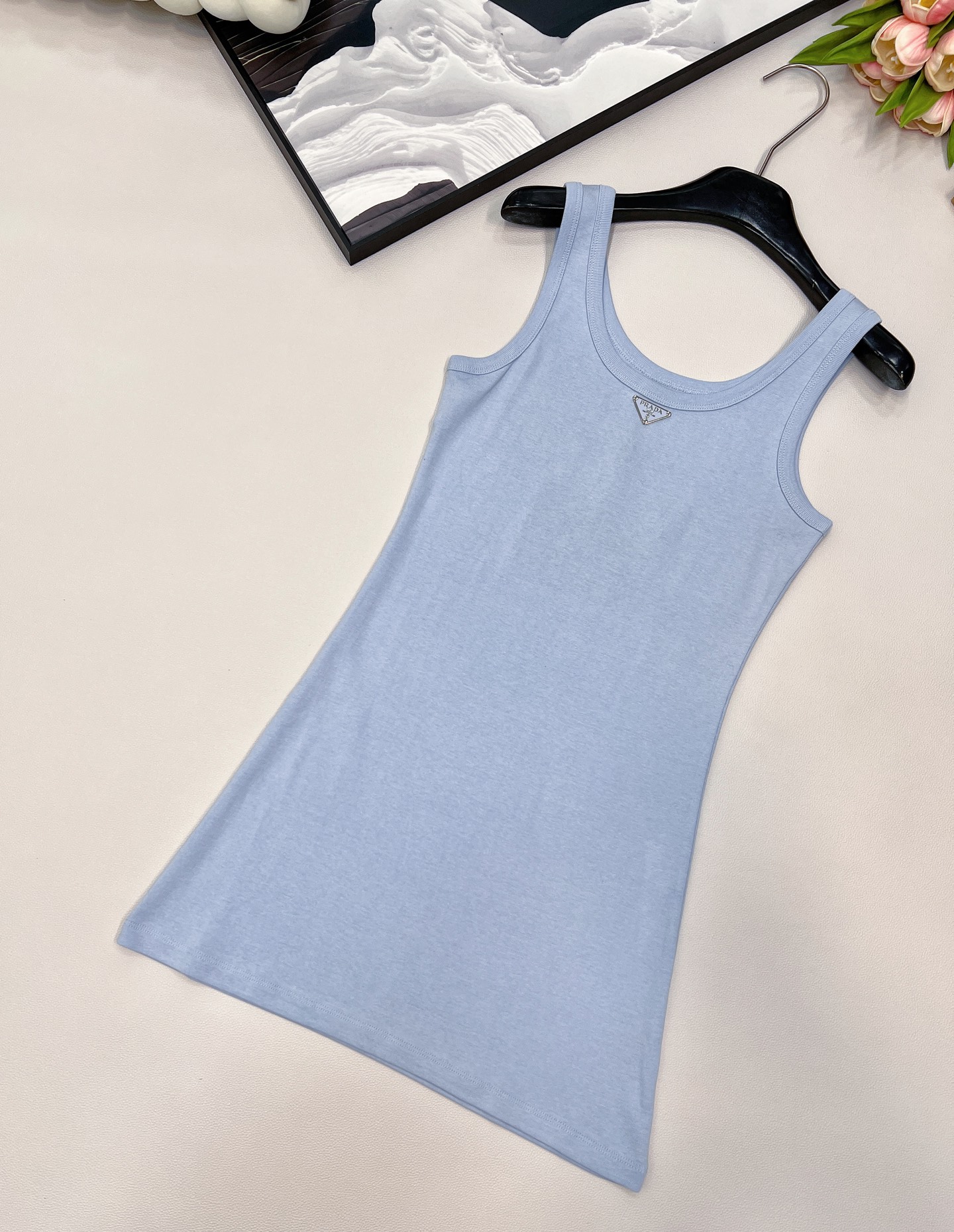 🆕 PRADA 新款经典三角徽标背心连衣裙气质单品 这个连衣裙太好看了吧，夏季穿搭中的修身连衣裙，可以展