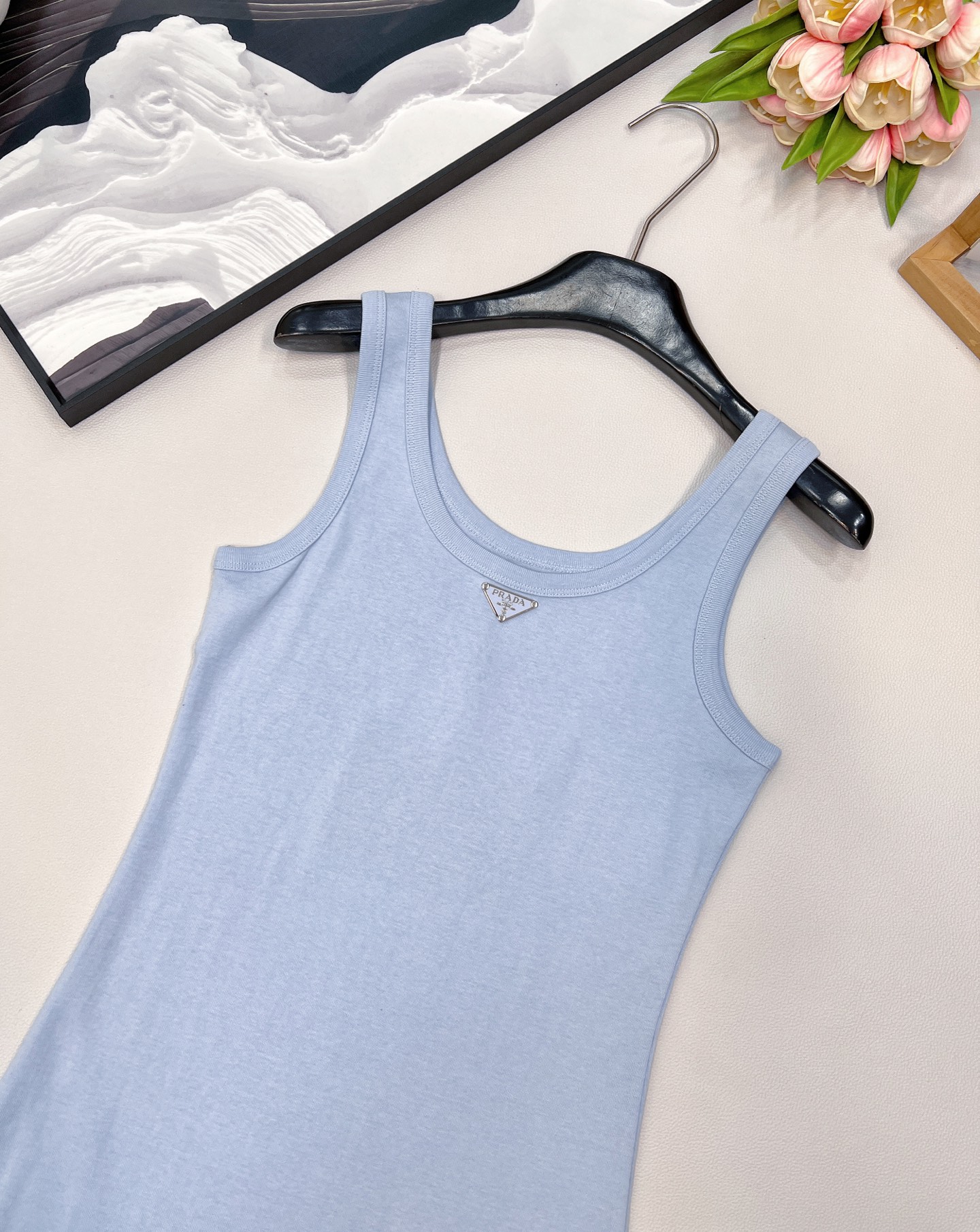 🆕 PRADA 新款经典三角徽标背心连衣裙气质单品 这个连衣裙太好看了吧，夏季穿搭中的修身连衣裙，可以展