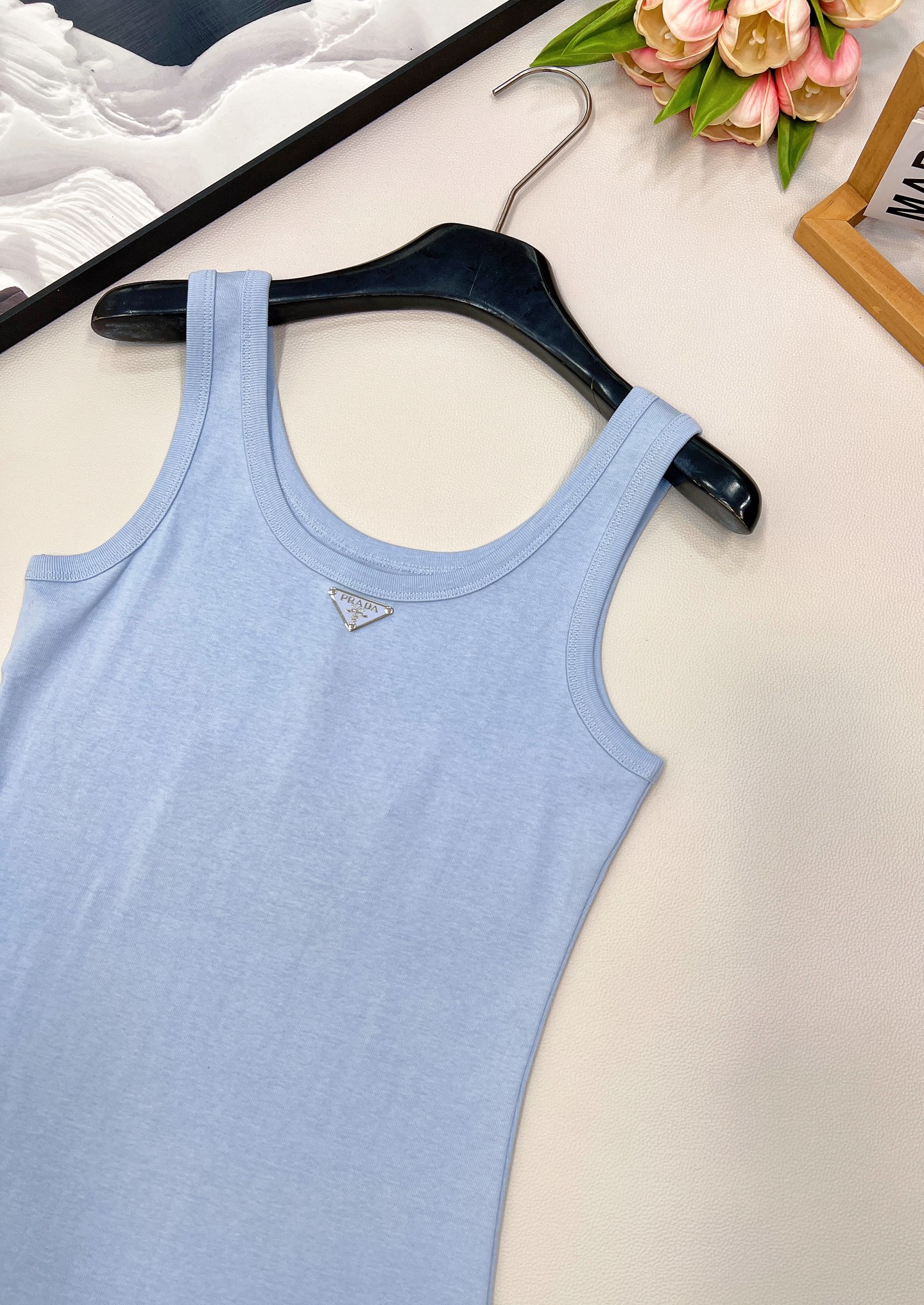 🆕 PRADA 新款经典三角徽标背心连衣裙气质单品 这个连衣裙太好看了吧，夏季穿搭中的修身连衣裙，可以展