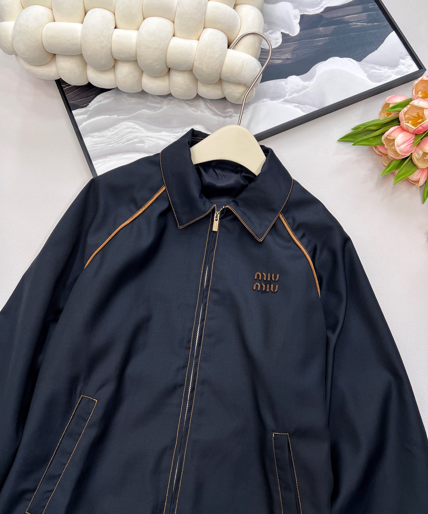 🆕Miumiu2025新款字母刺绣撞色轮廓夹克外套，定制YB百分百精纺羊毛材质 质感光泽 垂感十足 区别