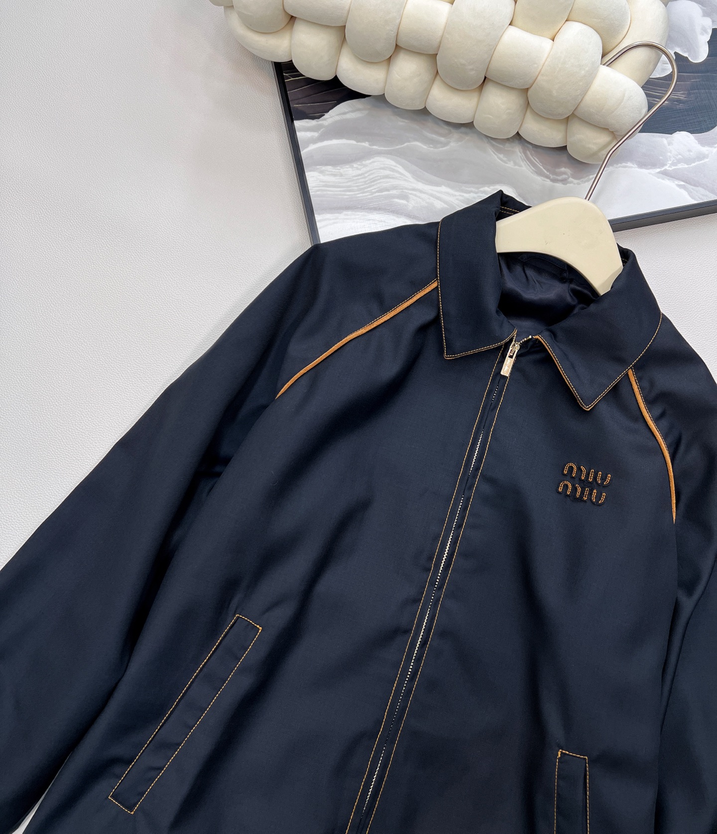 🆕Miumiu2025新款字母刺绣撞色轮廓夹克外套，定制YB百分百精纺羊毛材质 质感光泽 垂感十足 区别