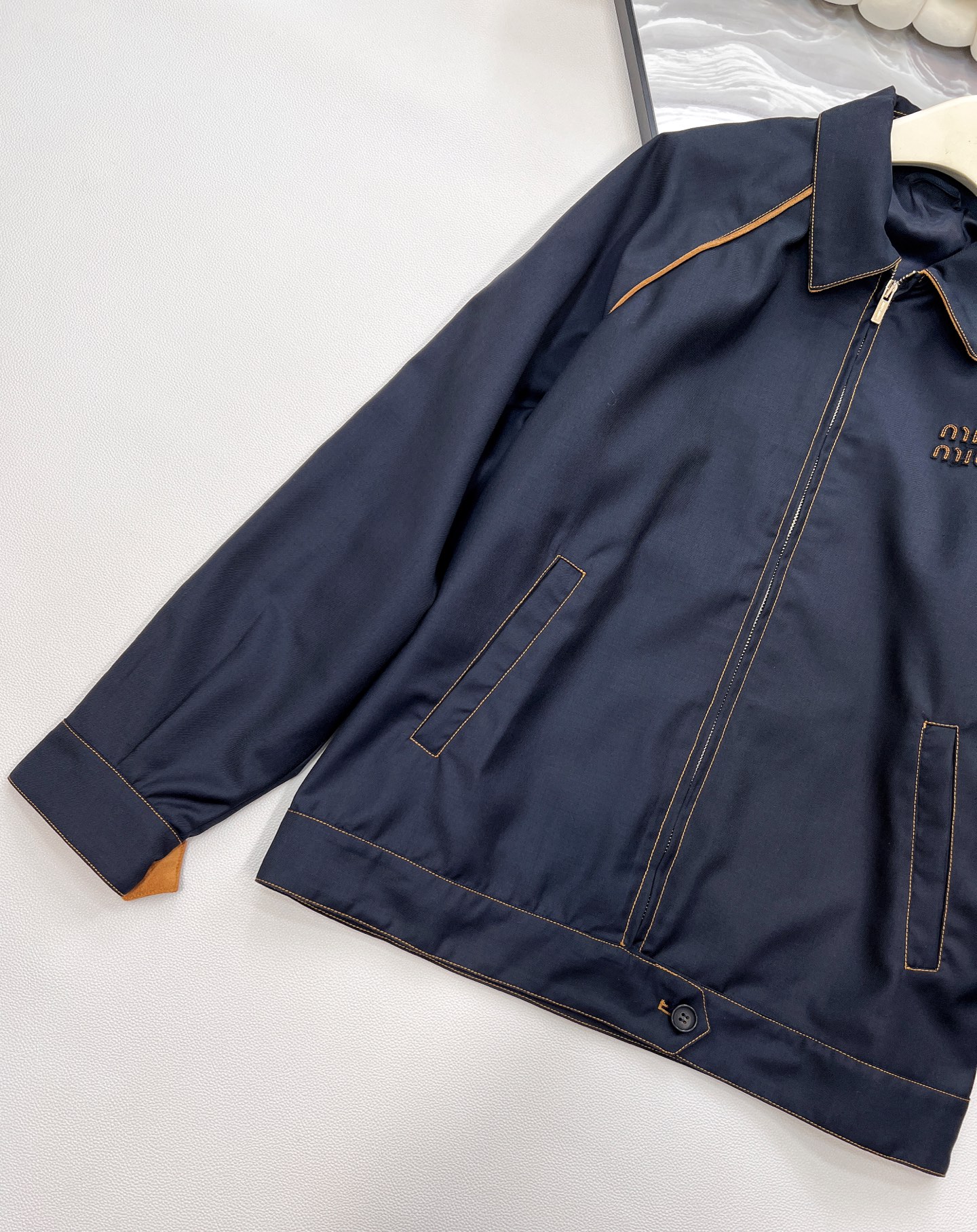 🆕Miumiu2025新款字母刺绣撞色轮廓夹克外套，定制YB百分百精纺羊毛材质 质感光泽 垂感十足 区别