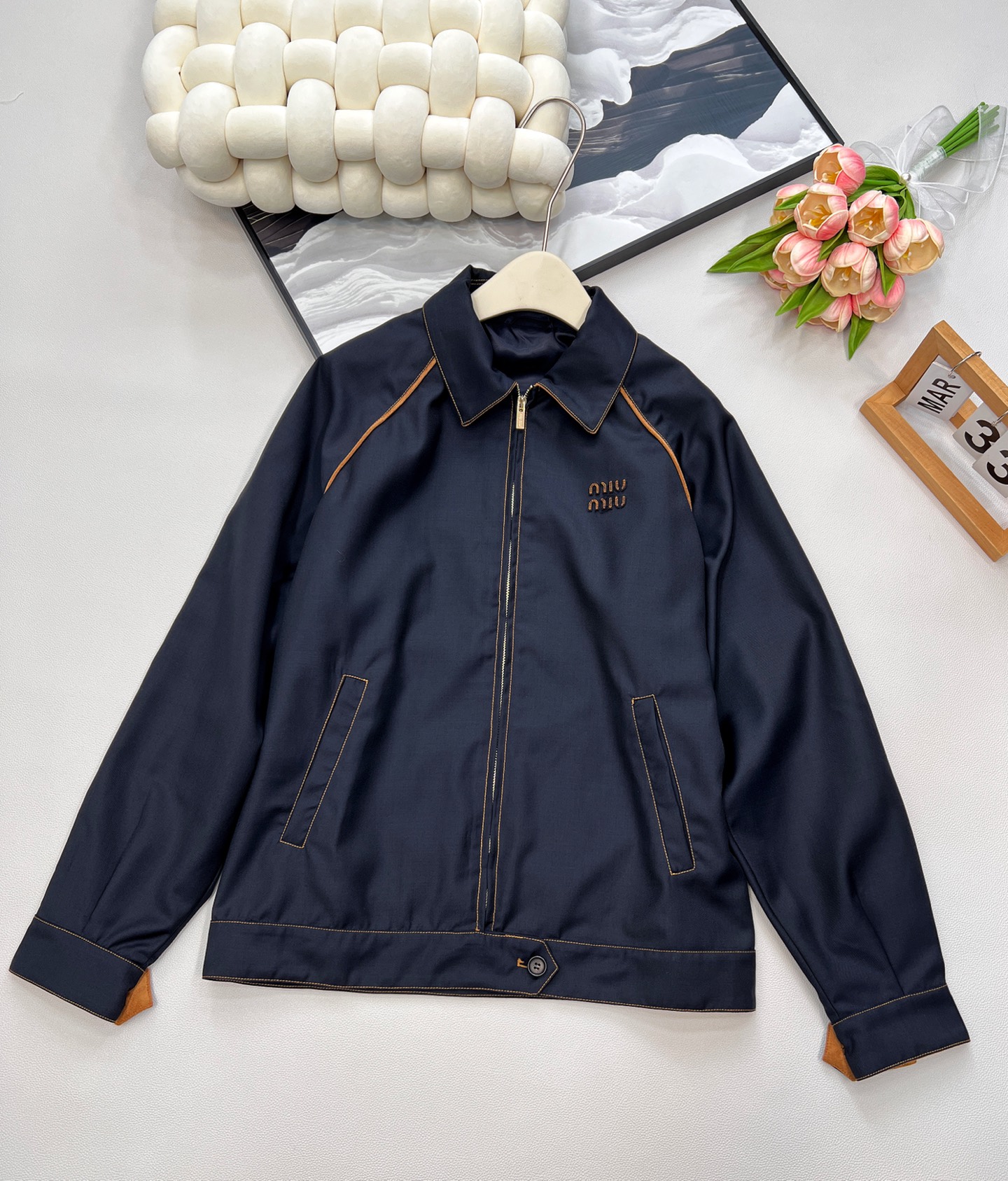 🆕Miumiu2025新款字母刺绣撞色轮廓夹克外套，定制YB百分百精纺羊毛材质 质感光泽 垂感十足 区别