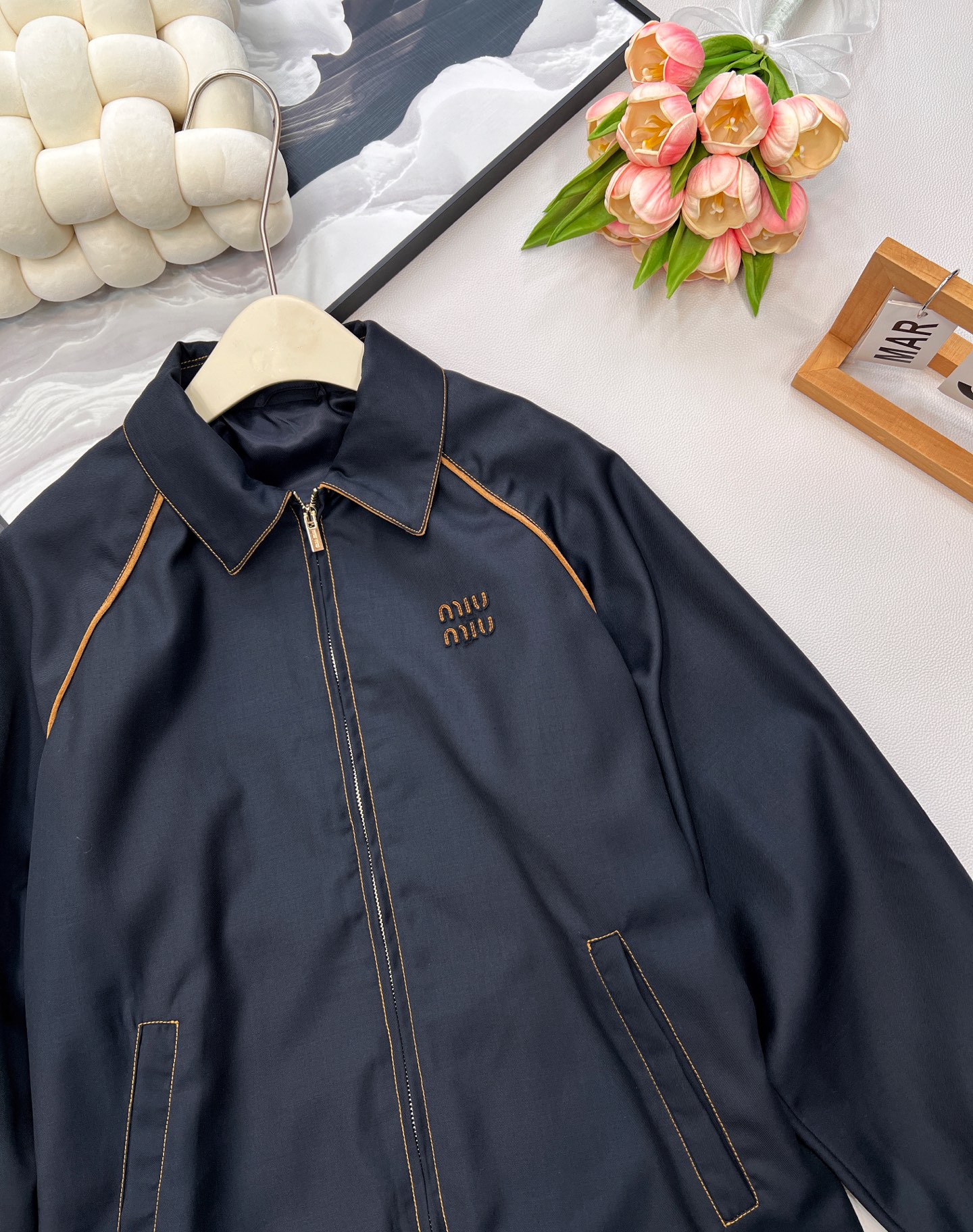 🆕Miumiu2025新款字母刺绣撞色轮廓夹克外套，定制YB百分百精纺羊毛材质 质感光泽 垂感十足 区别