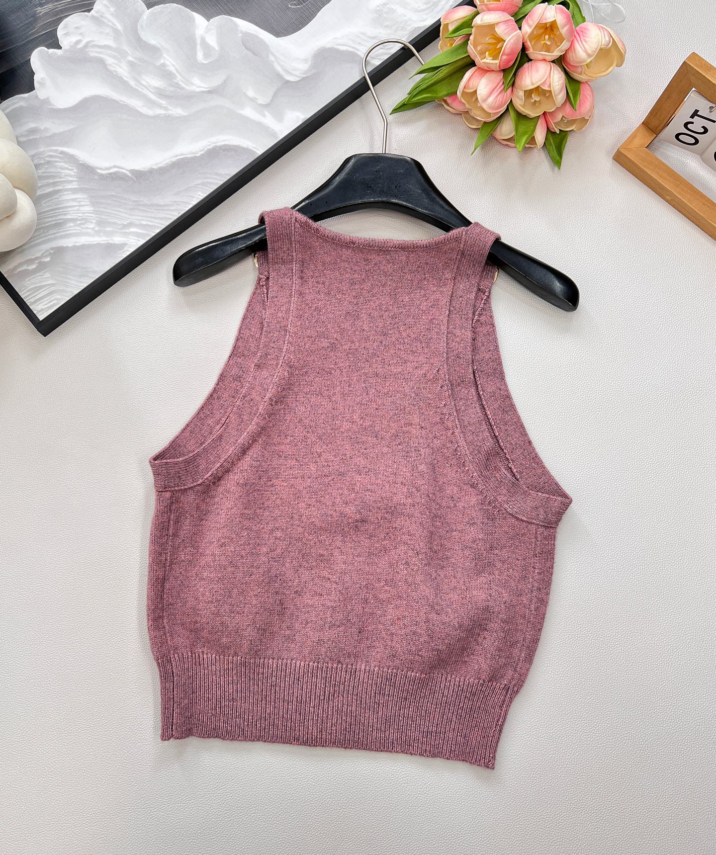 🆕Chanel新款带扣针织马甲，定制YB羊绒羊毛纱线织造 细腻柔软 弹力十足 亮色多彩V领马甲版型 露出