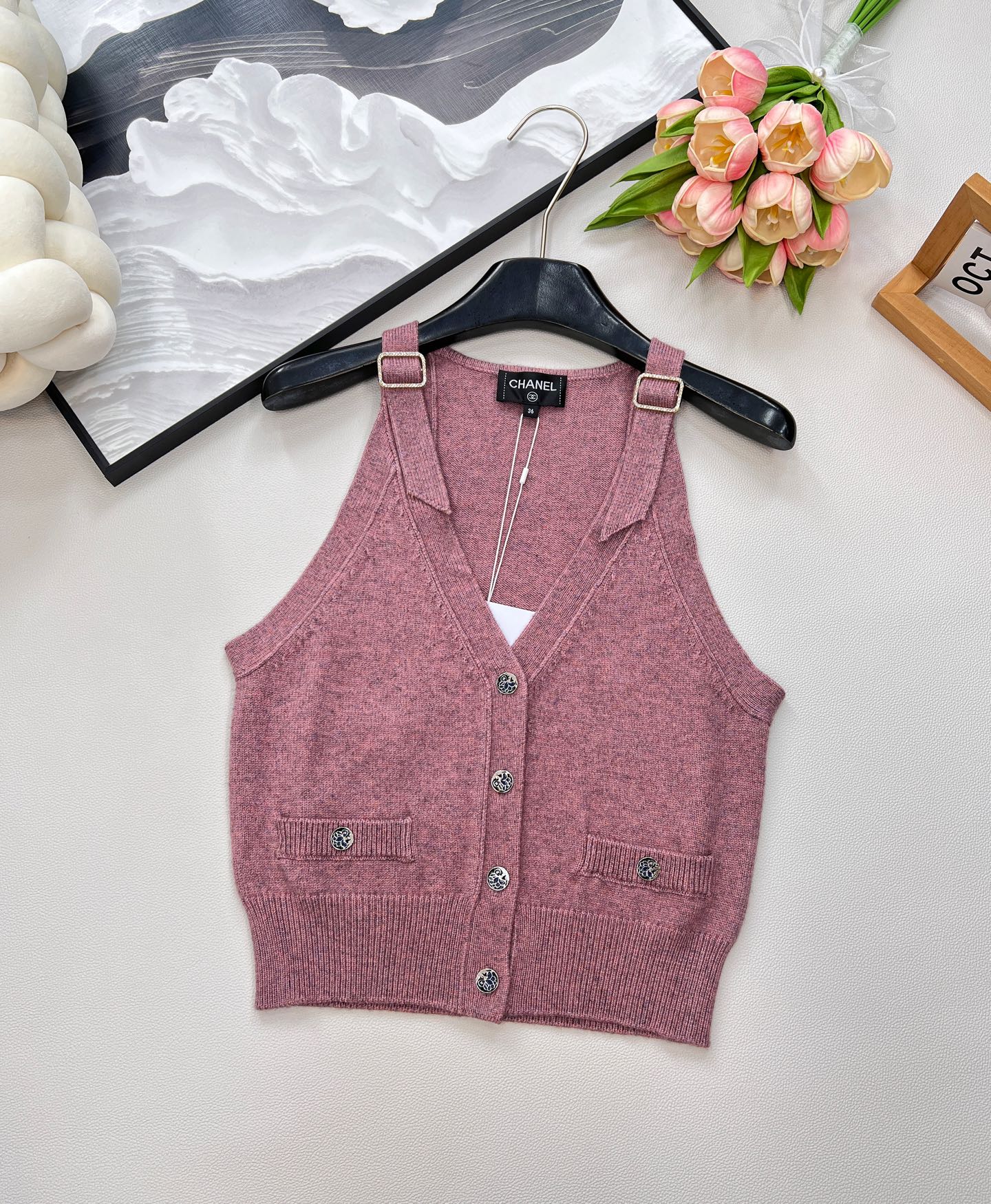🆕Chanel新款带扣针织马甲，定制YB羊绒羊毛纱线织造 细腻柔软 弹力十足 亮色多彩V领马甲版型 露出