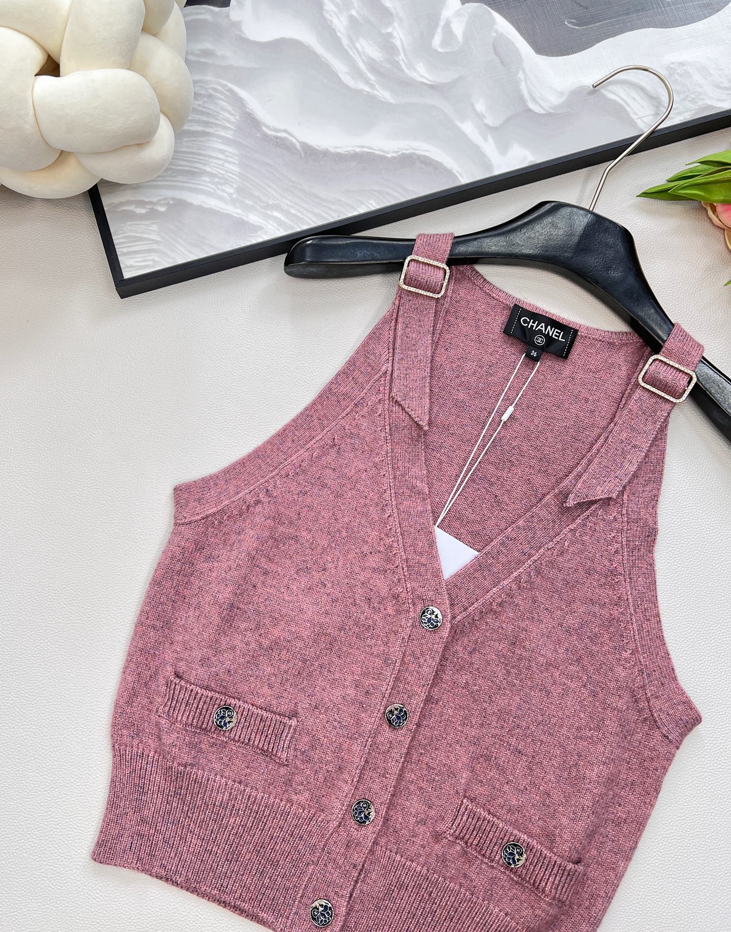 🆕Chanel新款带扣针织马甲，定制YB羊绒羊毛纱线织造 细腻柔软 弹力十足 亮色多彩V领马甲版型 露出