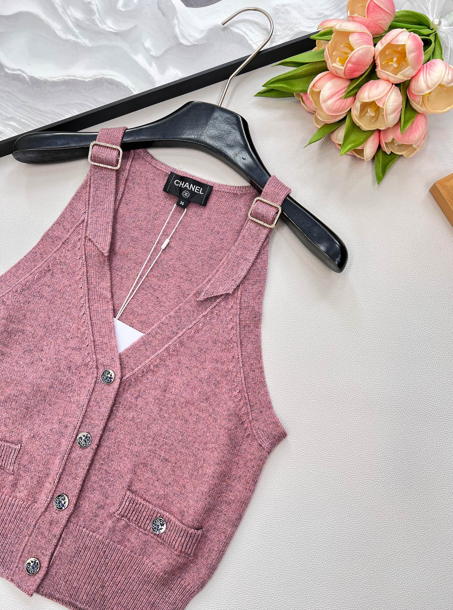 🆕Chanel新款带扣针织马甲，定制YB羊绒羊毛纱线织造 细腻柔软 弹力十足 亮色多彩V领马甲版型 露出