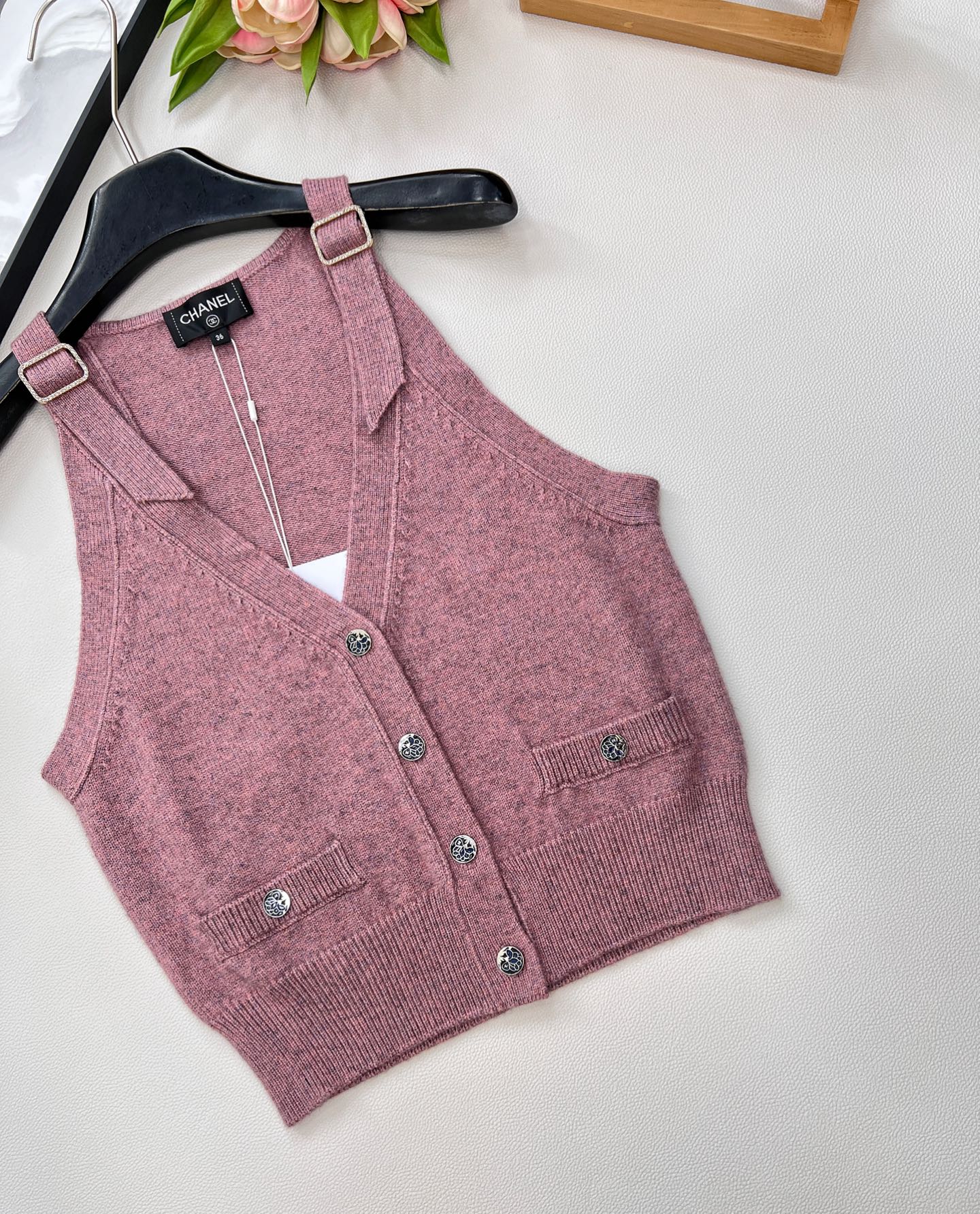 🆕Chanel新款带扣针织马甲，定制YB羊绒羊毛纱线织造 细腻柔软 弹力十足 亮色多彩V领马甲版型 露出
