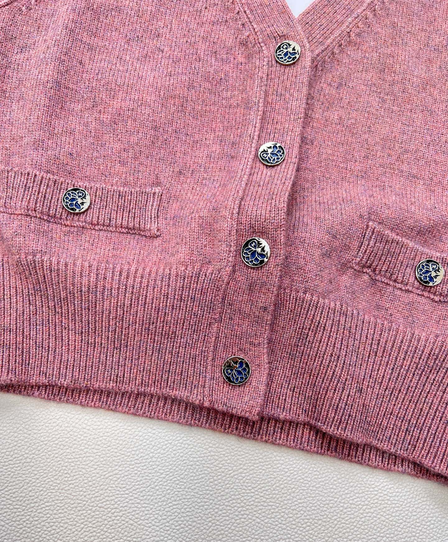 🆕Chanel新款带扣针织马甲，定制YB羊绒羊毛纱线织造 细腻柔软 弹力十足 亮色多彩V领马甲版型 露出