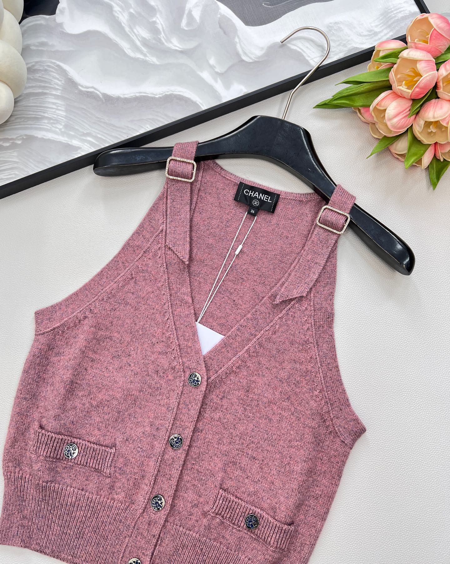 🆕Chanel新款带扣针织马甲，定制YB羊绒羊毛纱线织造 细腻柔软 弹力十足 亮色多彩V领马甲版型 露出