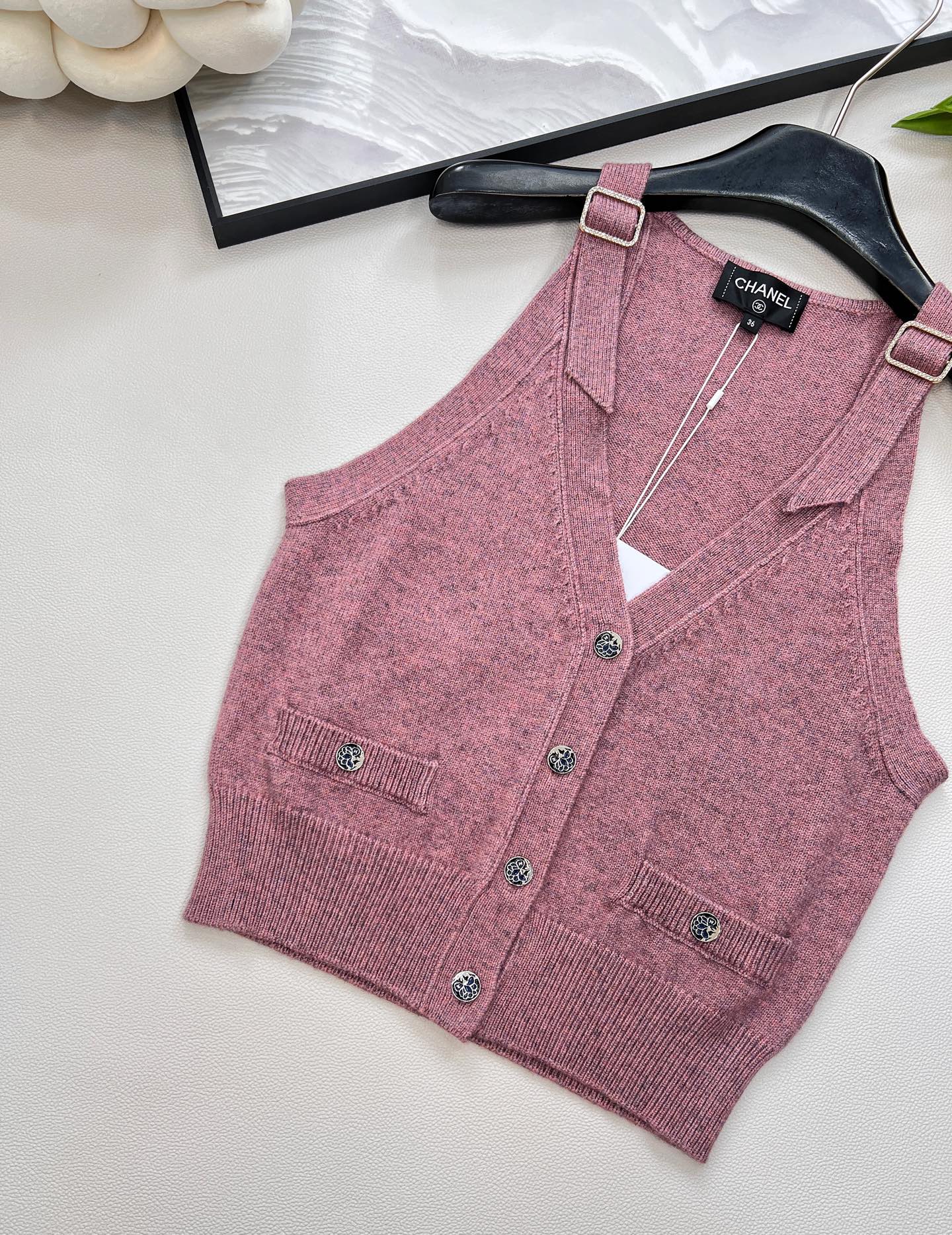 🆕Chanel新款带扣针织马甲，定制YB羊绒羊毛纱线织造 细腻柔软 弹力十足 亮色多彩V领马甲版型 露出