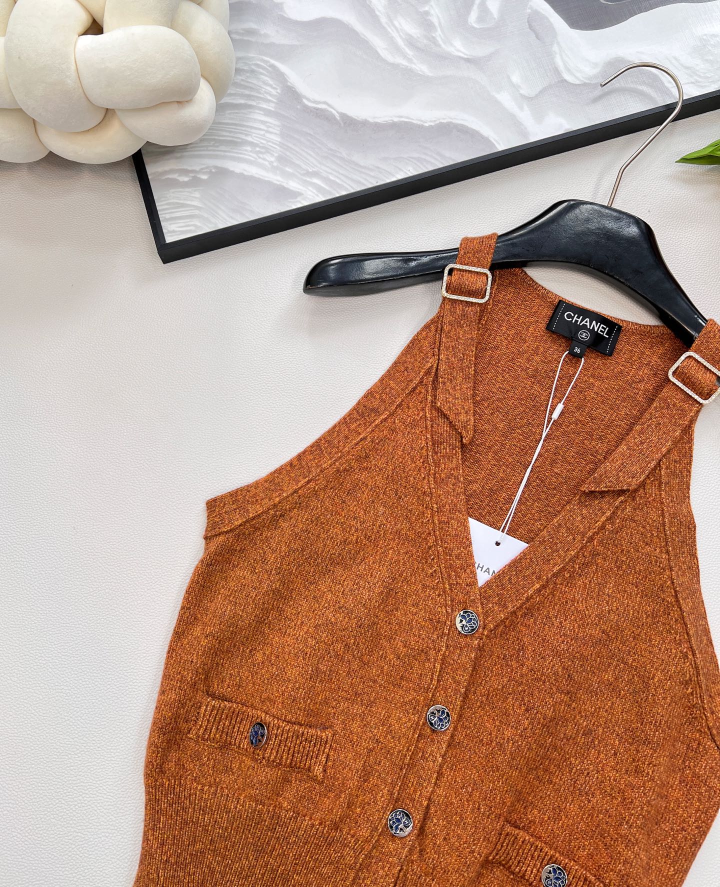 🆕Chanel新款带扣针织马甲，定制YB羊绒羊毛纱线织造 细腻柔软 弹力十足 亮色多彩V领马甲版型 露出